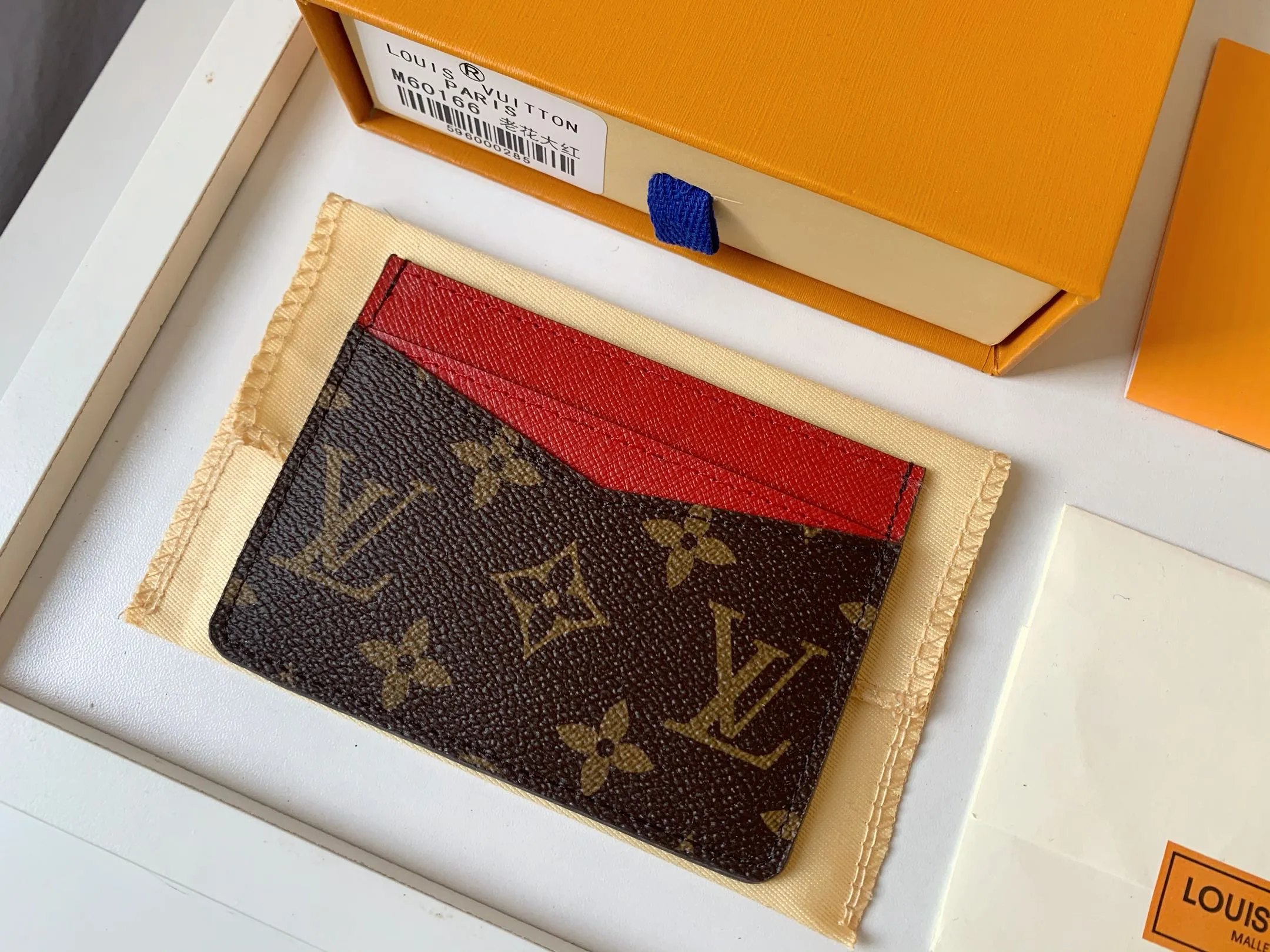 💰80 💎Card Holder Neo Card Holder made of Monogram Macassar canvas is the first choice for carrying important cards. Black leather trim makes the classic Louis Vuitton pattern even more eye-catching. Model: M60166. Size: 7.5*12