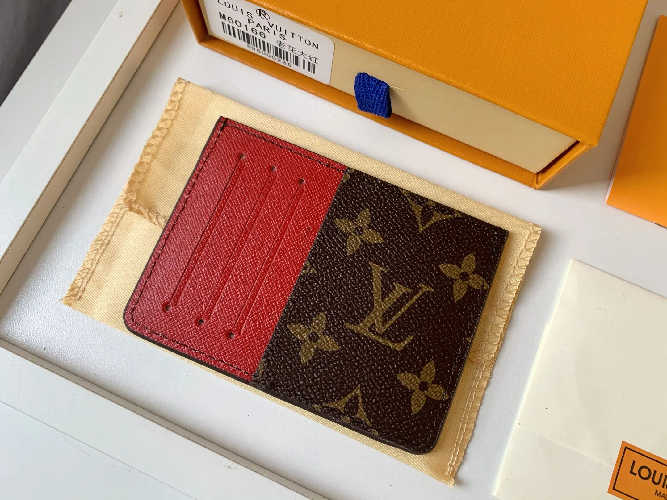 💰80 💎Card Holder Neo Card Holder made of Monogram Macassar canvas is the first choice for carrying important cards. Black leather trim makes the classic Louis Vuitton pattern even more eye-catching. Model: M60166. Size: 7.5*12