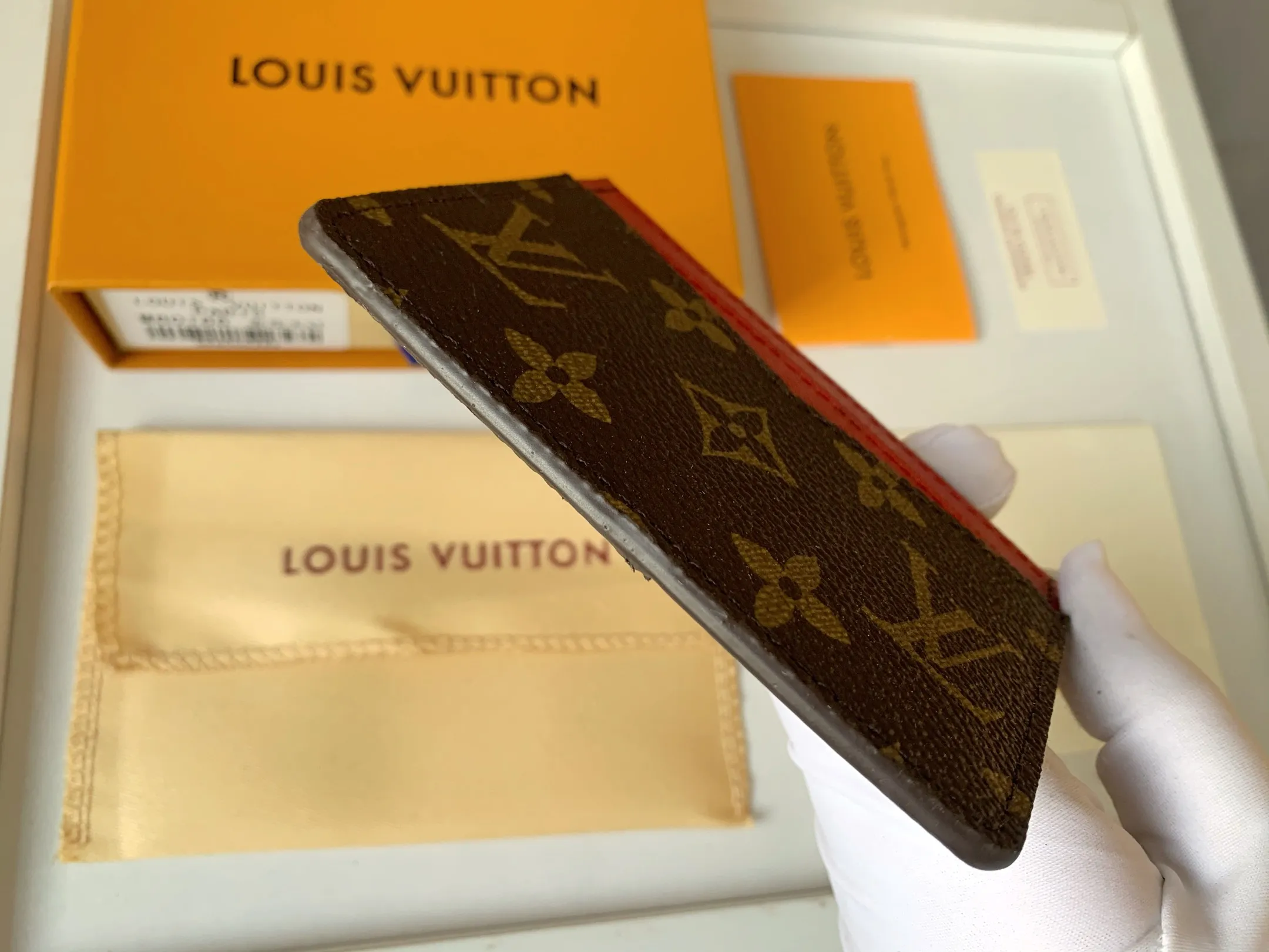 💰80 💎Card Holder Neo Card Holder made of Monogram Macassar canvas is the first choice for carrying important cards. Black leather trim makes the classic Louis Vuitton pattern even more eye-catching. Model: M60166. Size: 7.5*12