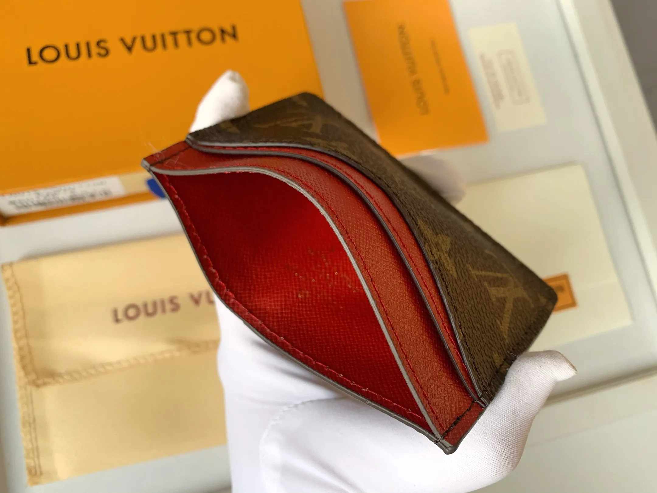 💰80 💎Card Holder Neo Card Holder made of Monogram Macassar canvas is the first choice for carrying important cards. Black leather trim makes the classic Louis Vuitton pattern even more eye-catching. Model: M60166. Size: 7.5*12
