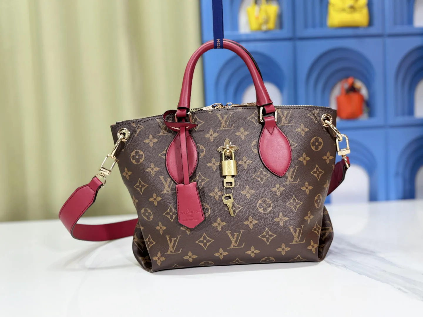 P Large 140 Small 130 Upgraded Original M44351 M44350 M44359 This FlowerBB zipper Tote handbag is made of soft Monogram canvas, equipped with smooth leather handles, shoulder straps and side seams. The shining golden metal flower padlock is the finishing touch. The versatile small bag has a soft, round shape that adds Louis Vuitton's signature femininity to casual looks. Large size 36-28-17, small size 29-23.5-13.5