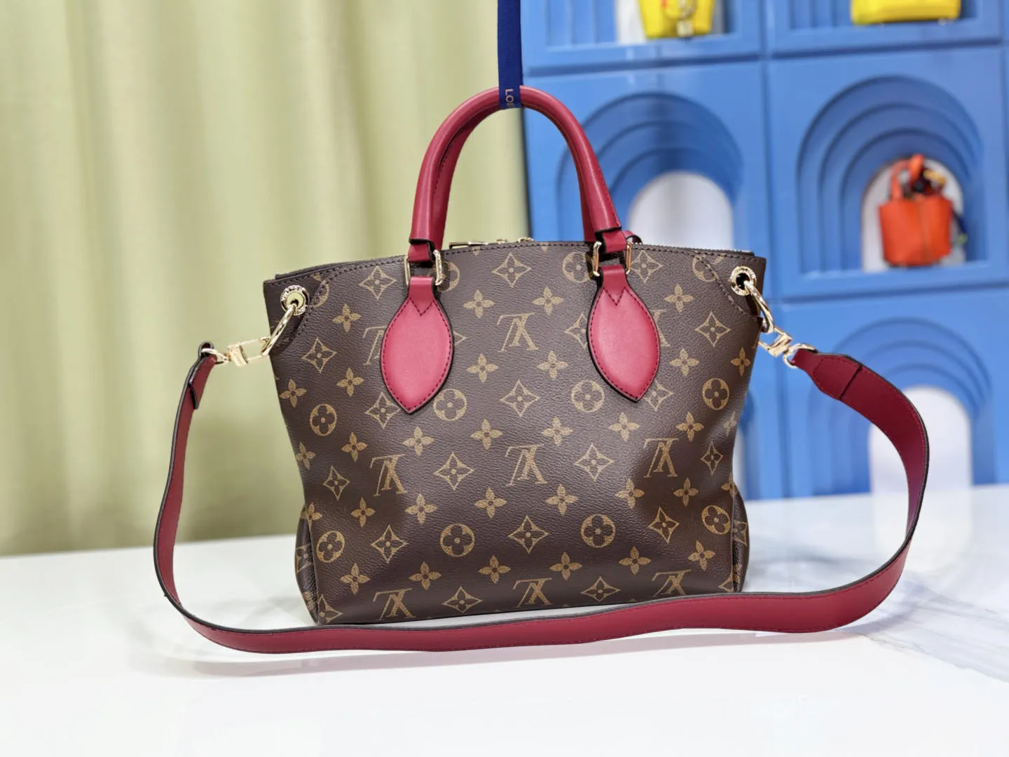 P Large 140 Small 130 Upgraded Original M44351 M44350 M44359 This FlowerBB zipper Tote handbag is made of soft Monogram canvas, equipped with smooth leather handles, shoulder straps and side seams. The shining golden metal flower padlock is the finishing touch. The versatile small bag has a soft, round shape that adds Louis Vuitton's signature femininity to casual looks. Large size 36-28-17, small size 29-23.5-13.5