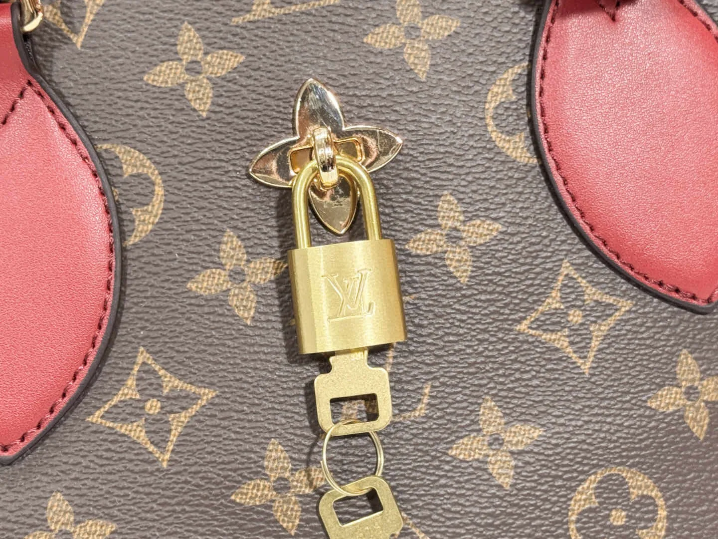 P Large 140 Small 130 Upgraded Original M44351 M44350 M44359 This FlowerBB zipper Tote handbag is made of soft Monogram canvas, equipped with smooth leather handles, shoulder straps and side seams. The shining golden metal flower padlock is the finishing touch. The versatile small bag has a soft, round shape that adds Louis Vuitton's signature femininity to casual looks. Large size 36-28-17, small size 29-23.5-13.5