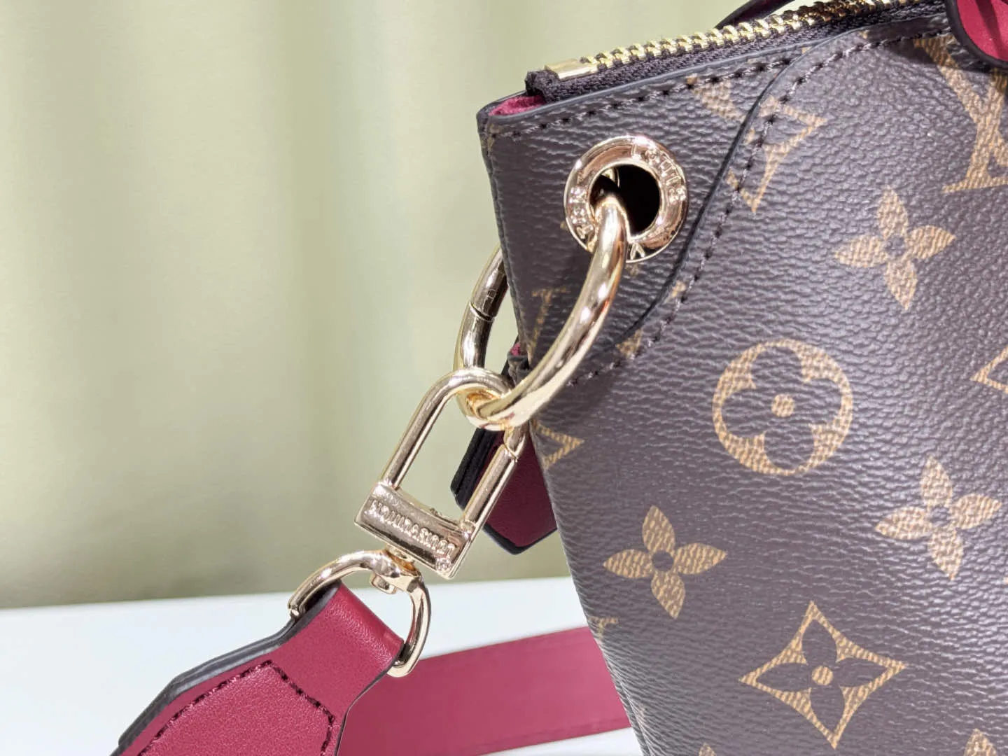 P Large 140 Small 130 Upgraded Original M44351 M44350 M44359 This FlowerBB zipper Tote handbag is made of soft Monogram canvas, equipped with smooth leather handles, shoulder straps and side seams. The shining golden metal flower padlock is the finishing touch. The versatile small bag has a soft, round shape that adds Louis Vuitton's signature femininity to casual looks. Large size 36-28-17, small size 29-23.5-13.5