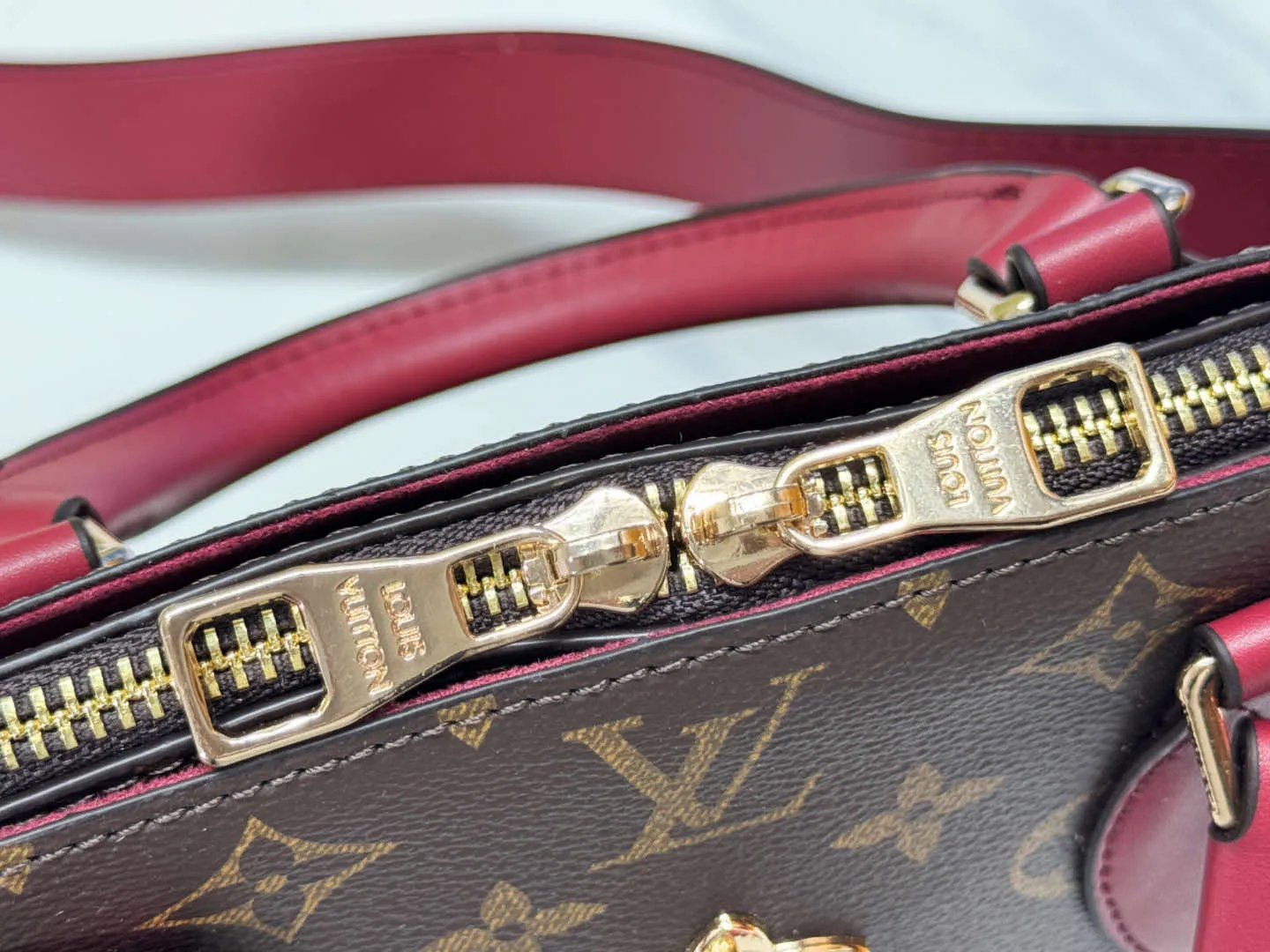 P Large 140 Small 130 Upgraded Original M44351 M44350 M44359 This FlowerBB zipper Tote handbag is made of soft Monogram canvas, equipped with smooth leather handles, shoulder straps and side seams. The shining golden metal flower padlock is the finishing touch. The versatile small bag has a soft, round shape that adds Louis Vuitton's signature femininity to casual looks. Large size 36-28-17, small size 29-23.5-13.5