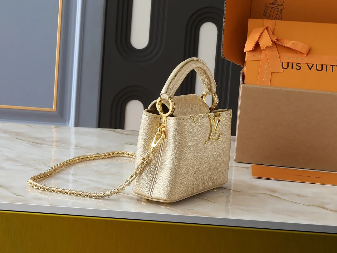 💰400💰Guangzhou goods Upgraded from the original M24583 M24584 M24585 Gold and diamond corolla This Capucines Flower Crown handbag is made of full-grain Taurillon leather and is embellished with Monogram flowers. Each flower is shaped by exquisite crystal diamonds. The LV logo and flowers echo each other, giving this soft handbag a jewel-like luster. Use the detachable shoulder strap cleverly to switch between shoulder and crossbody. Dimensions: 21.0 x 14.0 x 8.0 cm