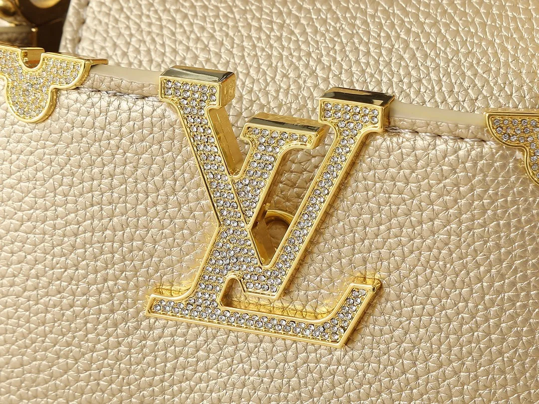 💰400💰Guangzhou goods Upgraded from the original M24583 M24584 M24585 Gold and diamond corolla This Capucines Flower Crown handbag is made of full-grain Taurillon leather and is embellished with Monogram flowers. Each flower is shaped by exquisite crystal diamonds. The LV logo and flowers echo each other, giving this soft handbag a jewel-like luster. Use the detachable shoulder strap cleverly to switch between shoulder and crossbody. Dimensions: 21.0 x 14.0 x 8.0 cm