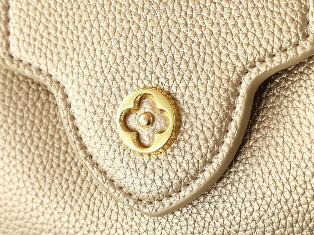 💰400💰Guangzhou goods Upgraded from the original M24583 M24584 M24585 Gold and diamond corolla This Capucines Flower Crown handbag is made of full-grain Taurillon leather and is embellished with Monogram flowers. Each flower is shaped by exquisite crystal diamonds. The LV logo and flowers echo each other, giving this soft handbag a jewel-like luster. Use the detachable shoulder strap cleverly to switch between shoulder and crossbody. Dimensions: 21.0 x 14.0 x 8.0 cm
