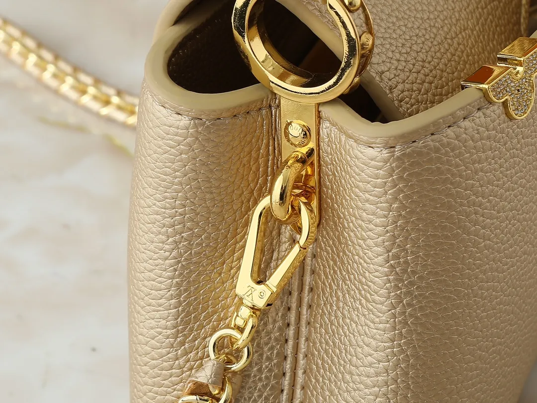 💰400💰Guangzhou goods Upgraded from the original M24583 M24584 M24585 Gold and diamond corolla This Capucines Flower Crown handbag is made of full-grain Taurillon leather and is embellished with Monogram flowers. Each flower is shaped by exquisite crystal diamonds. The LV logo and flowers echo each other, giving this soft handbag a jewel-like luster. Use the detachable shoulder strap cleverly to switch between shoulder and crossbody. Dimensions: 21.0 x 14.0 x 8.0 cm
