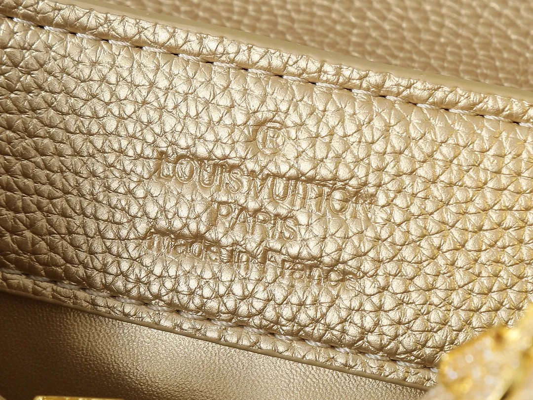 💰400💰Guangzhou goods Upgraded from the original M24583 M24584 M24585 Gold and diamond corolla This Capucines Flower Crown handbag is made of full-grain Taurillon leather and is embellished with Monogram flowers. Each flower is shaped by exquisite crystal diamonds. The LV logo and flowers echo each other, giving this soft handbag a jewel-like luster. Use the detachable shoulder strap cleverly to switch between shoulder and crossbody. Dimensions: 21.0 x 14.0 x 8.0 cm