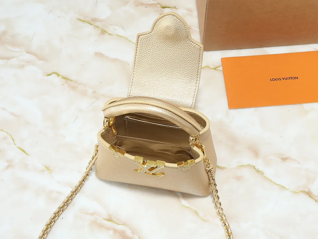 💰400💰Guangzhou goods Upgraded from the original M24583 M24584 M24585 Gold and diamond corolla This Capucines Flower Crown handbag is made of full-grain Taurillon leather and is embellished with Monogram flowers. Each flower is shaped by exquisite crystal diamonds. The LV logo and flowers echo each other, giving this soft handbag a jewel-like luster. Use the detachable shoulder strap cleverly to switch between shoulder and crossbody. Dimensions: 21.0 x 14.0 x 8.0 cm
