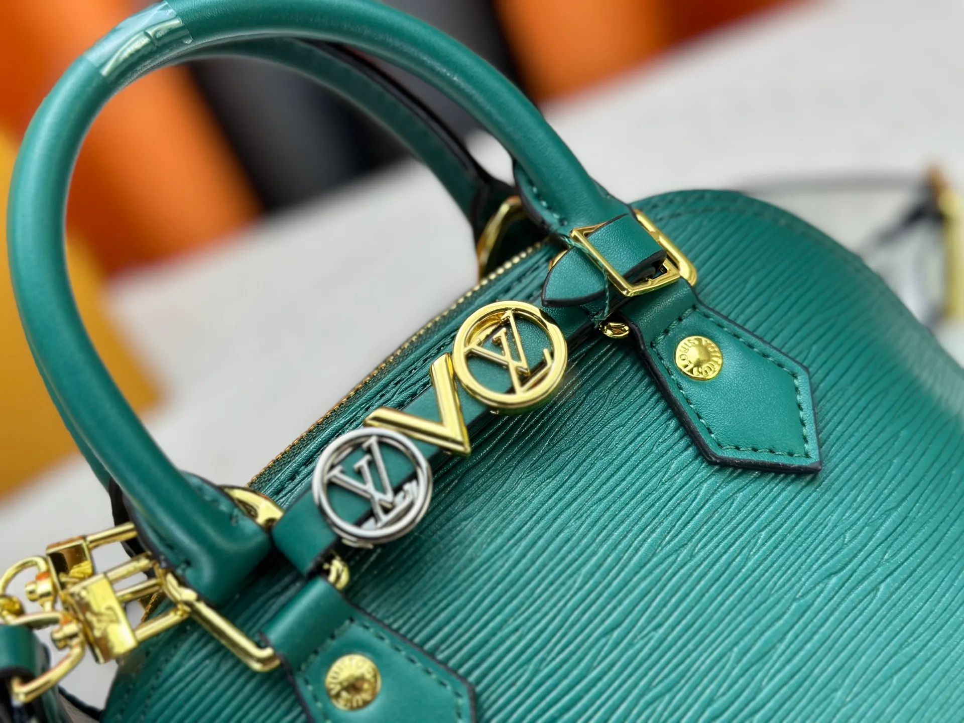 P300 upgraded version [Official latest model] K00015 M25529 M14933 M53152 M13416 M82717 [Alma Mini LV&I] The LV&I series launches this customizable kit, featuring the iconic Alma in an exclusive mini size. Designed to create a personalized handbag that is unique to the wearer, there are seven styles to choose from, available in a range of colors and finishes. Next, choose a strap or chain before choosing add-ons like a mirrored name tag or a functional hair clip. Finally, three sliding charms are included, ranging from the iconic padlock to the colorful Vivienne mascot.  Dimensions: 18 x 12 x 8 cm