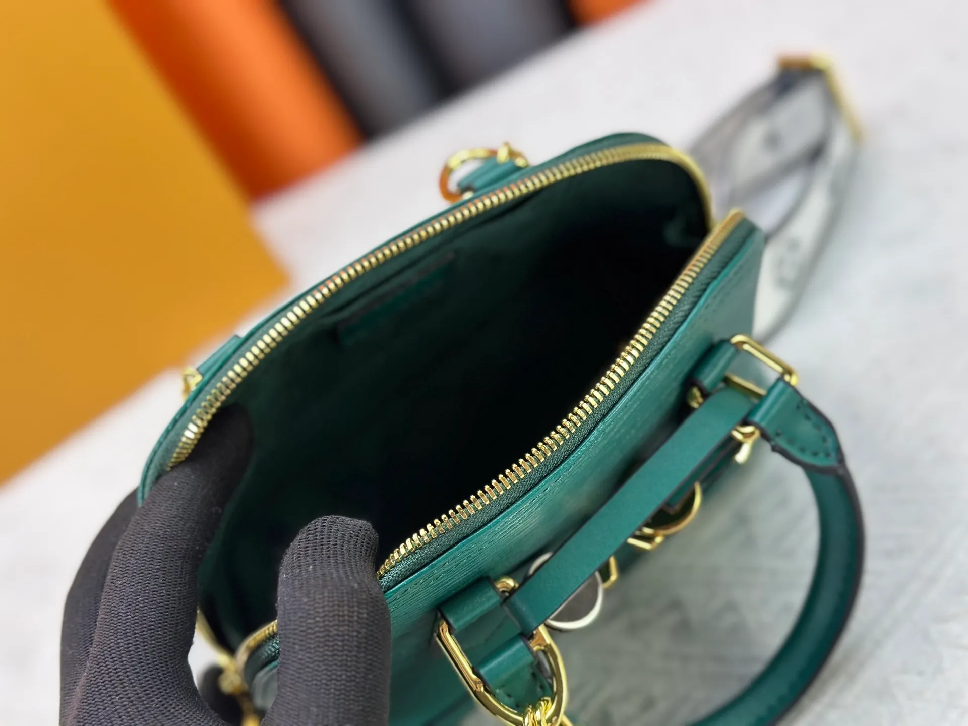 P300 upgraded version [Official latest model] K00015 M25529 M14933 M53152 M13416 M82717 [Alma Mini LV&I] The LV&I series launches this customizable kit, featuring the iconic Alma in an exclusive mini size. Designed to create a personalized handbag that is unique to the wearer, there are seven styles to choose from, available in a range of colors and finishes. Next, choose a strap or chain before choosing add-ons like a mirrored name tag or a functional hair clip. Finally, three sliding charms are included, ranging from the iconic padlock to the colorful Vivienne mascot.  Dimensions: 18 x 12 x 8 cm