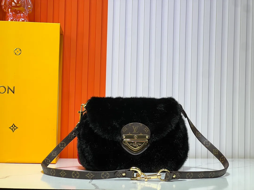 Batch 340💰Upgraded from the original M12097 M12192 M46829 This Sunset handbag is made of soft shearling and expresses the theme of the LV Ski Cozygram series with its unique design. Yingze metal hardware and Monogram details anchor the classic style, instantly upgrading your winter look. The ample structure makes it easy to store all your day and night needs, making it a perfect choice for leisure time after snow. Dimensions: 27.0 x 18.0 x 3.0 cm (length x height x width)