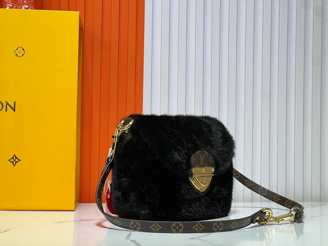 Batch 340💰Upgraded from the original M12097 M12192 M46829 This Sunset handbag is made of soft shearling and expresses the theme of the LV Ski Cozygram series with its unique design. Yingze metal hardware and Monogram details anchor the classic style, instantly upgrading your winter look. The ample structure makes it easy to store all your day and night needs, making it a perfect choice for leisure time after snow. Dimensions: 27.0 x 18.0 x 3.0 cm (length x height x width)