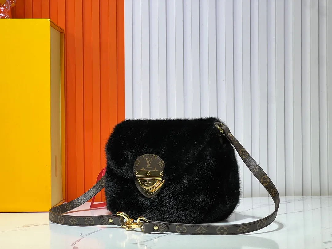 Batch 340💰Upgraded from the original M12097 M12192 M46829 This Sunset handbag is made of soft shearling and expresses the theme of the LV Ski Cozygram series with its unique design. Yingze metal hardware and Monogram details anchor the classic style, instantly upgrading your winter look. The ample structure makes it easy to store all your day and night needs, making it a perfect choice for leisure time after snow. Dimensions: 27.0 x 18.0 x 3.0 cm (length x height x width)
