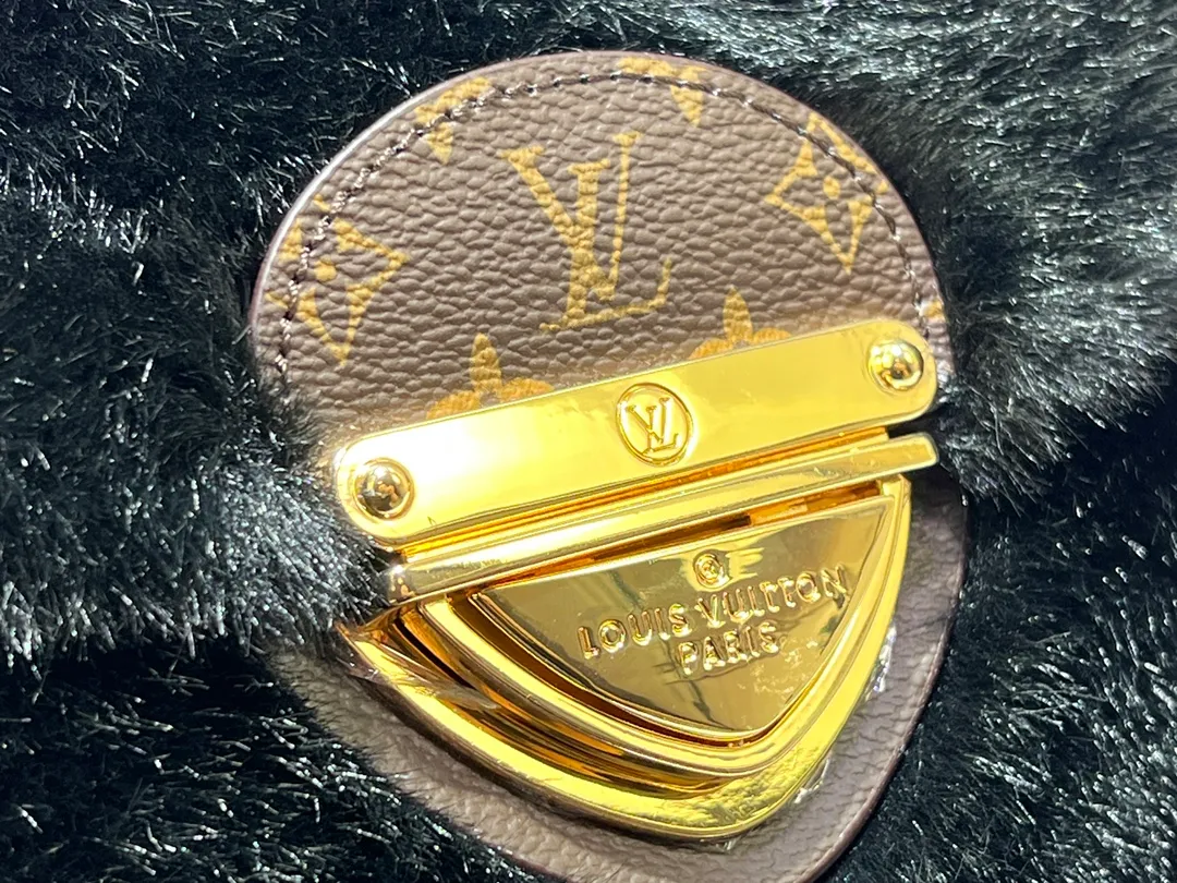 Batch 340💰Upgraded from the original M12097 M12192 M46829 This Sunset handbag is made of soft shearling and expresses the theme of the LV Ski Cozygram series with its unique design. Yingze metal hardware and Monogram details anchor the classic style, instantly upgrading your winter look. The ample structure makes it easy to store all your day and night needs, making it a perfect choice for leisure time after snow. Dimensions: 27.0 x 18.0 x 3.0 cm (length x height x width)