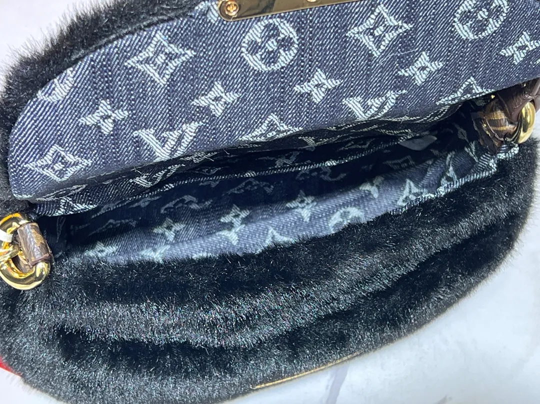 Batch 340💰Upgraded from the original M12097 M12192 M46829 This Sunset handbag is made of soft shearling and expresses the theme of the LV Ski Cozygram series with its unique design. Yingze metal hardware and Monogram details anchor the classic style, instantly upgrading your winter look. The ample structure makes it easy to store all your day and night needs, making it a perfect choice for leisure time after snow. Dimensions: 27.0 x 18.0 x 3.0 cm (length x height x width)