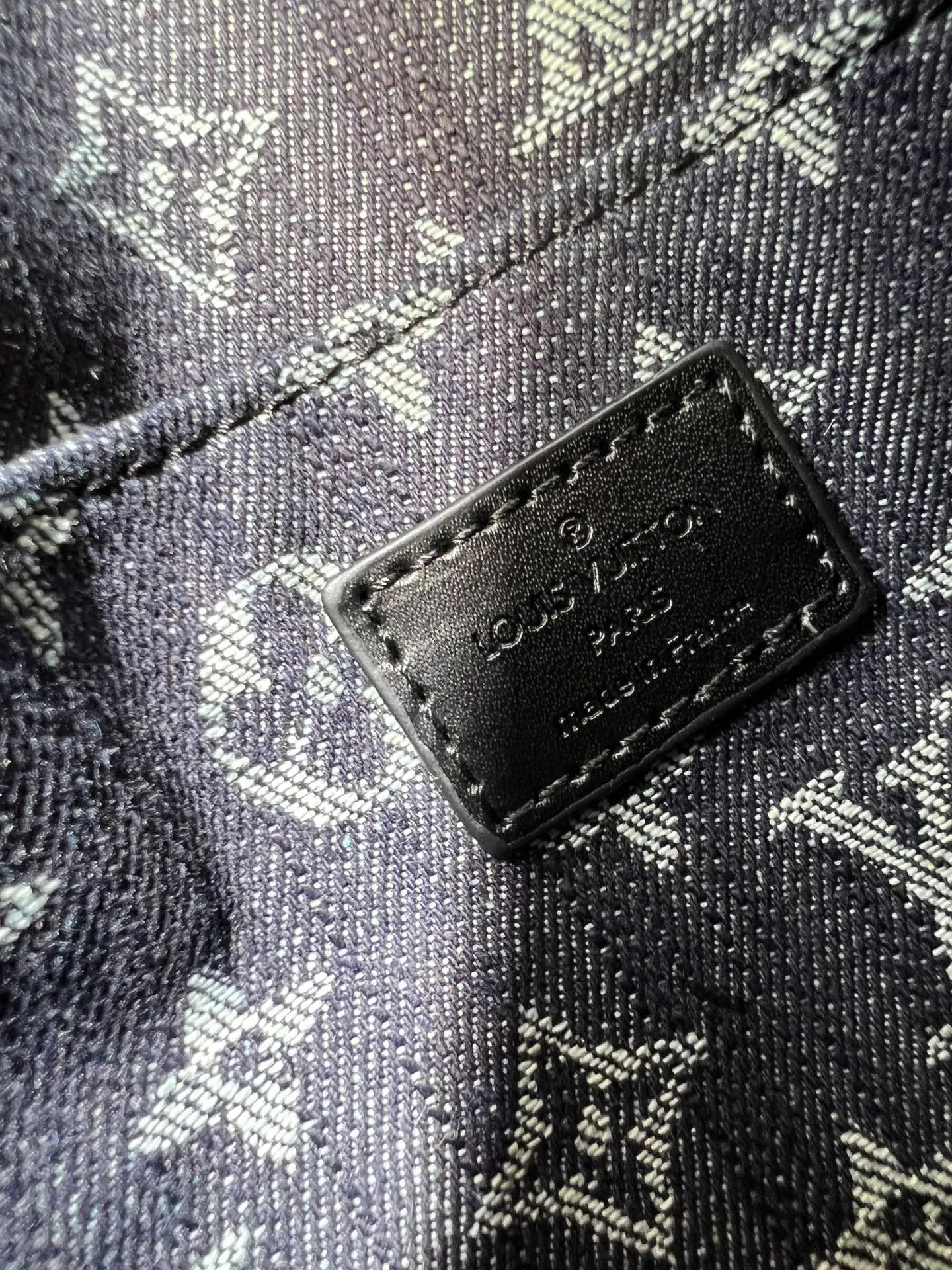 Batch 340💰Upgraded from the original M12097 M12192 M46829 This Sunset handbag is made of soft shearling and expresses the theme of the LV Ski Cozygram series with its unique design. Yingze metal hardware and Monogram details anchor the classic style, instantly upgrading your winter look. The ample structure makes it easy to store all your day and night needs, making it a perfect choice for leisure time after snow. Dimensions: 27.0 x 18.0 x 3.0 cm (length x height x width)