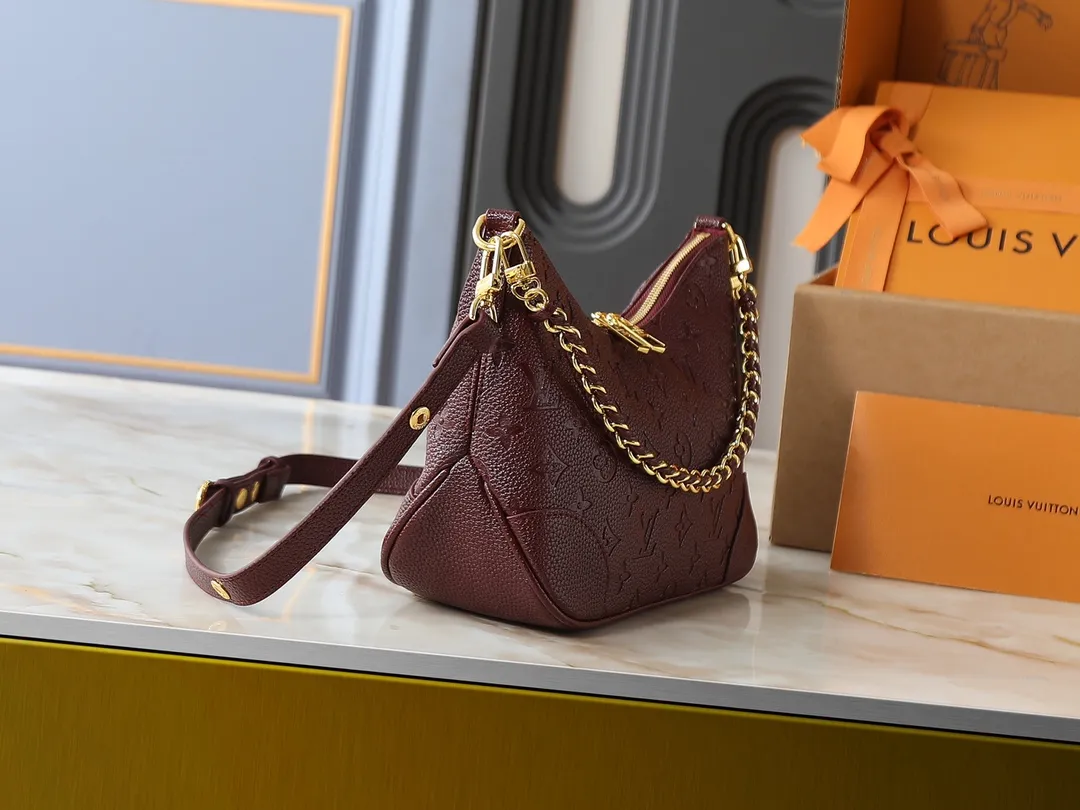 💰240💰Upgraded original M13224 M12930 M45832 M45831 Chain bag croissant series KOREA PRE-LAUNCH handbag This season's Boulogne bag uses Monogram leather material to reinterpret a symbolic design that can be used in multiple ways. Like existing designs made of canvas, various styles of items can be produced. Internal flat pocket that can store large-sized smartphones. A new version with a braided chain woven with gold hardware that creates a high-class and strong atmosphere. 16 x 9.5 x 29 cm.