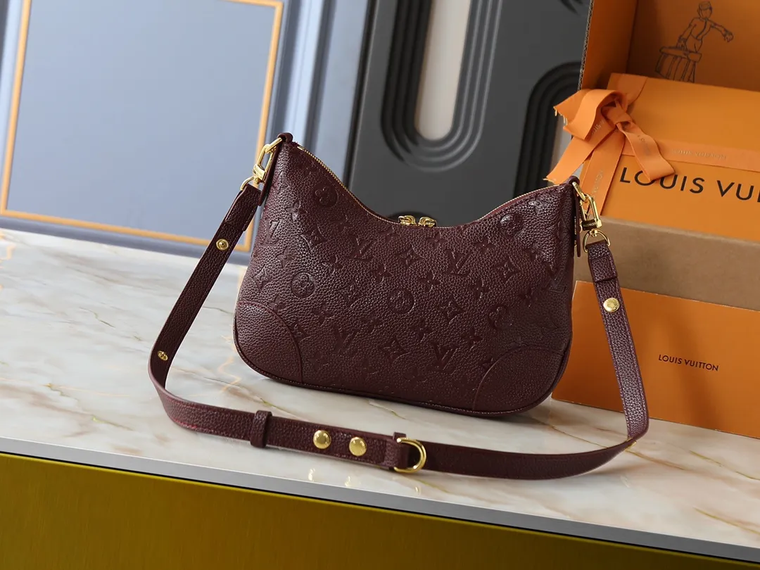💰240💰Upgraded original M13224 M12930 M45832 M45831 Chain bag croissant series KOREA PRE-LAUNCH handbag This season's Boulogne bag uses Monogram leather material to reinterpret a symbolic design that can be used in multiple ways. Like existing designs made of canvas, various styles of items can be produced. Internal flat pocket that can store large-sized smartphones. A new version with a braided chain woven with gold hardware that creates a high-class and strong atmosphere. 16 x 9.5 x 29 cm.