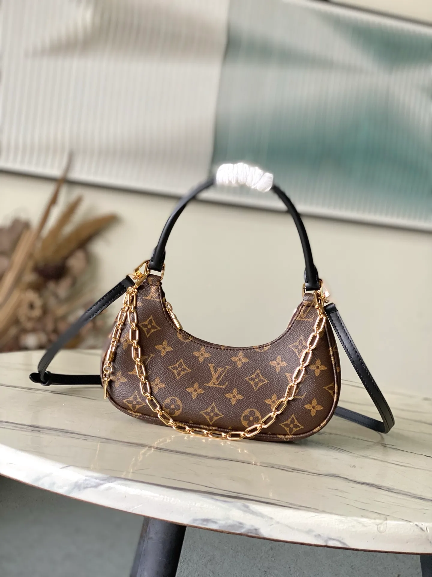 💰880 Top Original Order M25223 This small Catchy handbag is made of canvas and trimmed with cow leather. It uses the classic Monogram pattern to pay tribute to the brand's tradition, making it another smart choice. The neat structure makes it easy to carry your daily needs. The double-sided sliding straps make it easy to adjust the contours of the bag. The detachable metal chain complements the key-shaped decoration. Dimensions: 24 × 10 × 6.cm