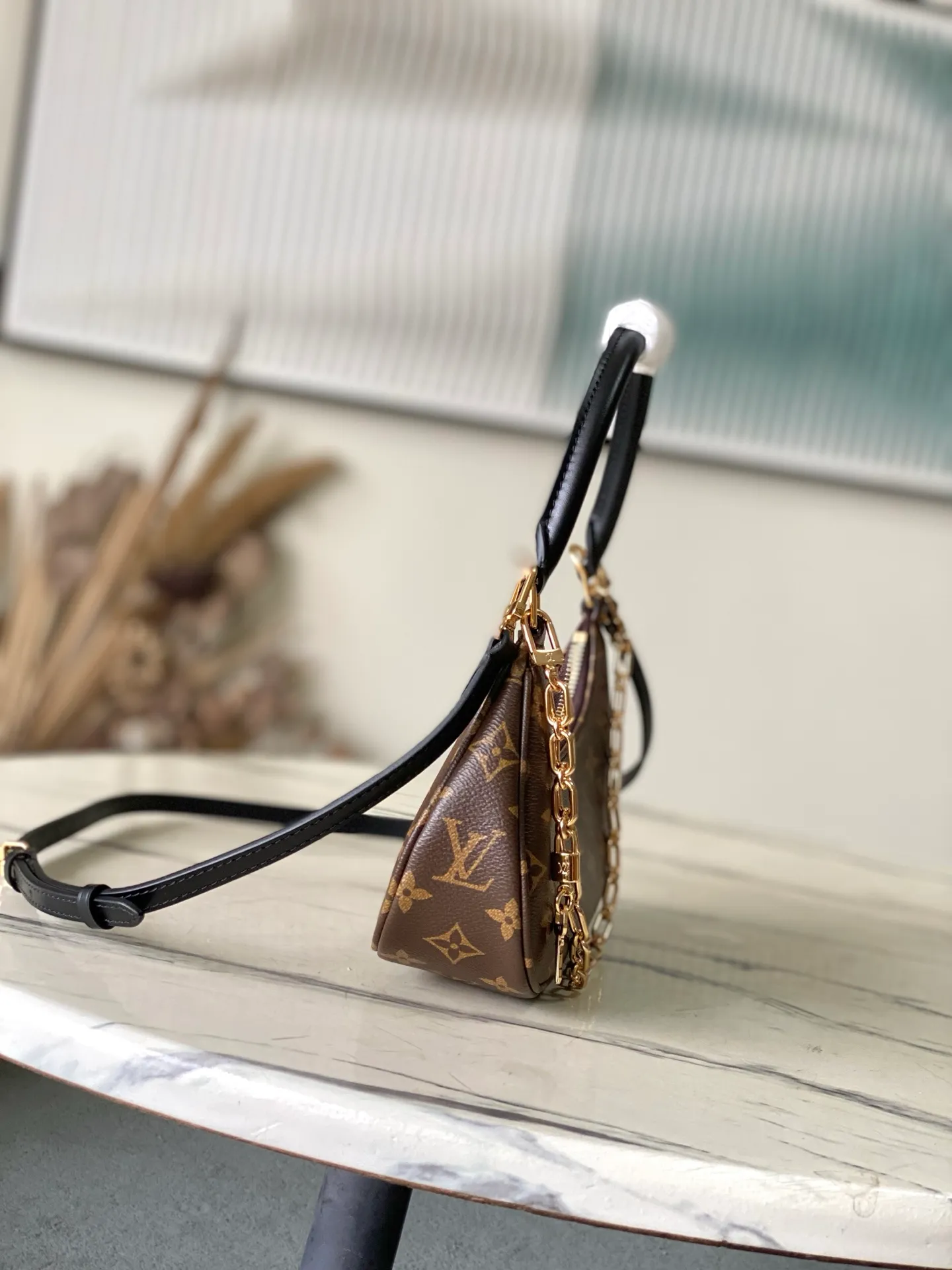 💰880 Top Original Order M25223 This small Catchy handbag is made of canvas and trimmed with cow leather. It uses the classic Monogram pattern to pay tribute to the brand's tradition, making it another smart choice. The neat structure makes it easy to carry your daily needs. The double-sided sliding straps make it easy to adjust the contours of the bag. The detachable metal chain complements the key-shaped decoration. Dimensions: 24 × 10 × 6.cm