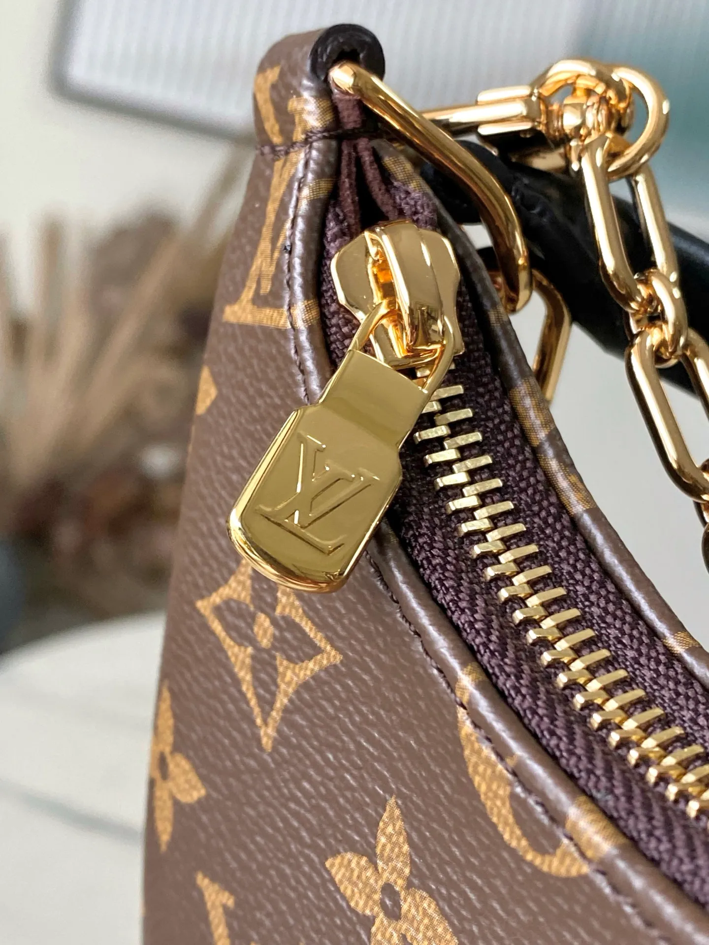 💰880 Top Original Order M25223 This small Catchy handbag is made of canvas and trimmed with cow leather. It uses the classic Monogram pattern to pay tribute to the brand's tradition, making it another smart choice. The neat structure makes it easy to carry your daily needs. The double-sided sliding straps make it easy to adjust the contours of the bag. The detachable metal chain complements the key-shaped decoration. Dimensions: 24 × 10 × 6.cm