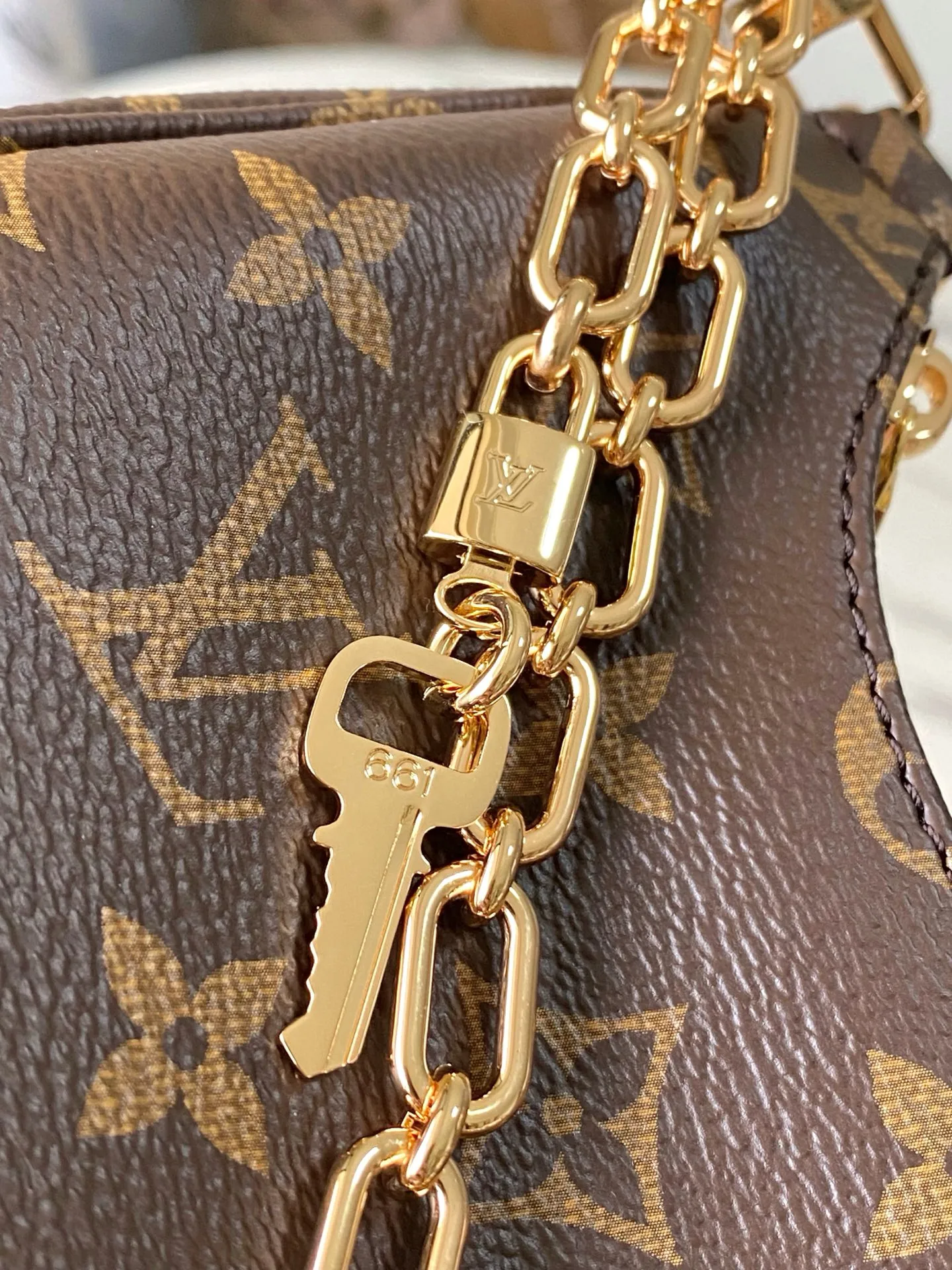 💰880 Top Original Order M25223 This small Catchy handbag is made of canvas and trimmed with cow leather. It uses the classic Monogram pattern to pay tribute to the brand's tradition, making it another smart choice. The neat structure makes it easy to carry your daily needs. The double-sided sliding straps make it easy to adjust the contours of the bag. The detachable metal chain complements the key-shaped decoration. Dimensions: 24 × 10 × 6.cm