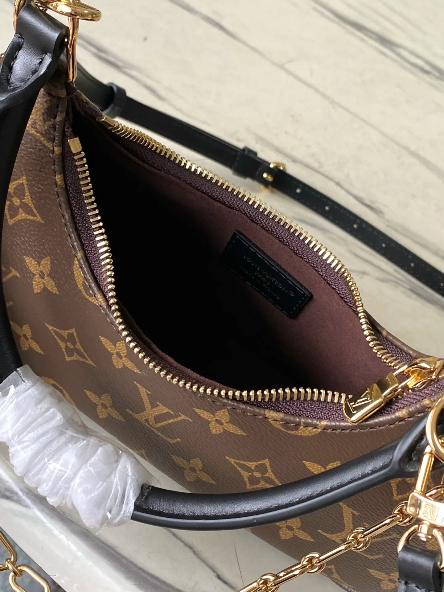 💰880 Top Original Order M25223 This small Catchy handbag is made of canvas and trimmed with cow leather. It uses the classic Monogram pattern to pay tribute to the brand's tradition, making it another smart choice. The neat structure makes it easy to carry your daily needs. The double-sided sliding straps make it easy to adjust the contours of the bag. The detachable metal chain complements the key-shaped decoration. Dimensions: 24 × 10 × 6.cm