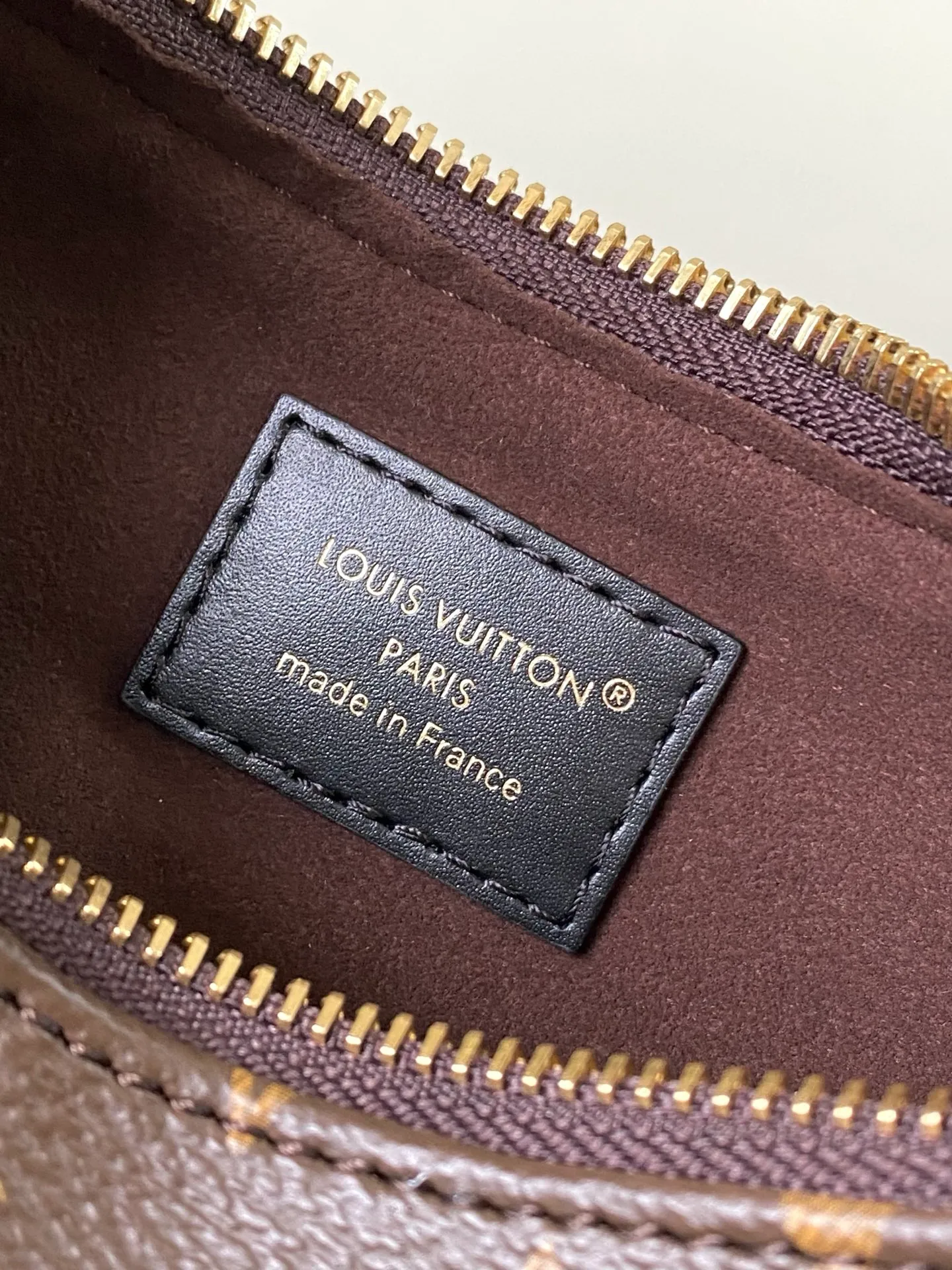 💰880 Top Original Order M25223 This small Catchy handbag is made of canvas and trimmed with cow leather. It uses the classic Monogram pattern to pay tribute to the brand's tradition, making it another smart choice. The neat structure makes it easy to carry your daily needs. The double-sided sliding straps make it easy to adjust the contours of the bag. The detachable metal chain complements the key-shaped decoration. Dimensions: 24 × 10 × 6.cm