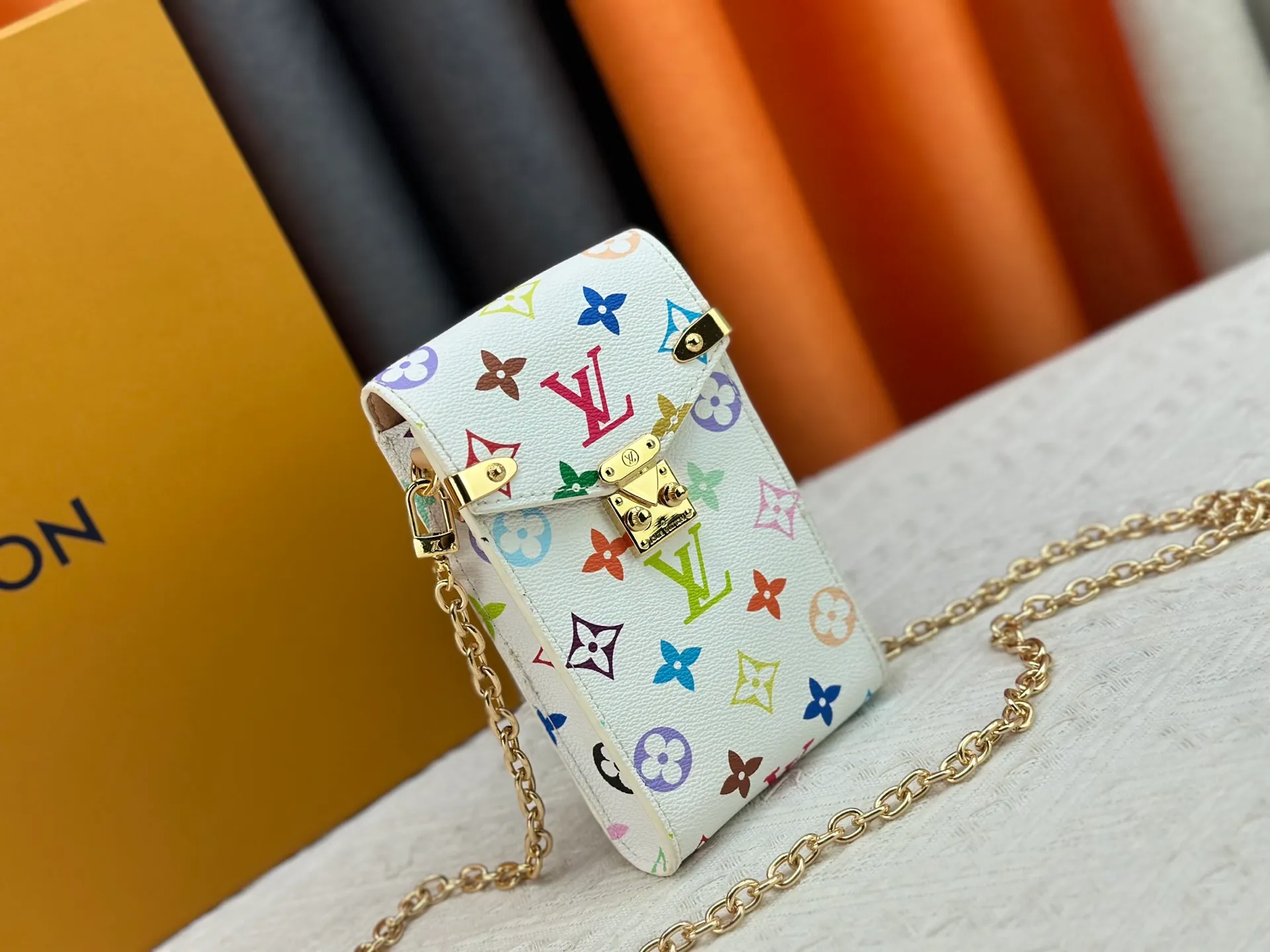 P220 upgraded version [Official latest model] [Real shot] M13572 This Métis mobile phone bag M82465 camera bag takes inspiration from Louis Vuitton's classic luggage and uses a whole piece of Monogram canvas to cut out an exquisite configuration. The S-lock clasp and metal corners speak of the brand's long tradition of boxmaking. Attach the removable chain to instantly be hands-free. Dimensions: 10.4 x 17.5 x 4.0 cm (length x height x width)