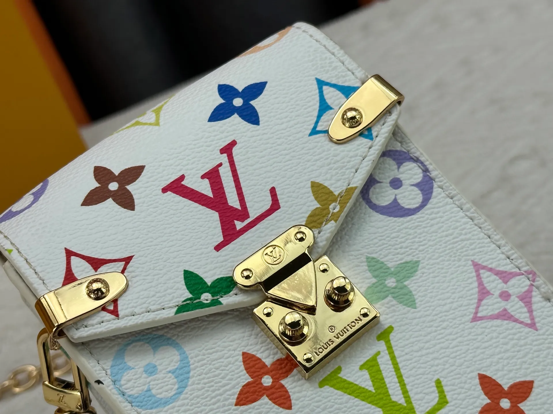 P220 upgraded version [Official latest model] [Real shot] M13572 This Métis mobile phone bag M82465 camera bag takes inspiration from Louis Vuitton's classic luggage and uses a whole piece of Monogram canvas to cut out an exquisite configuration. The S-lock clasp and metal corners speak of the brand's long tradition of boxmaking. Attach the removable chain to instantly be hands-free. Dimensions: 10.4 x 17.5 x 4.0 cm (length x height x width)