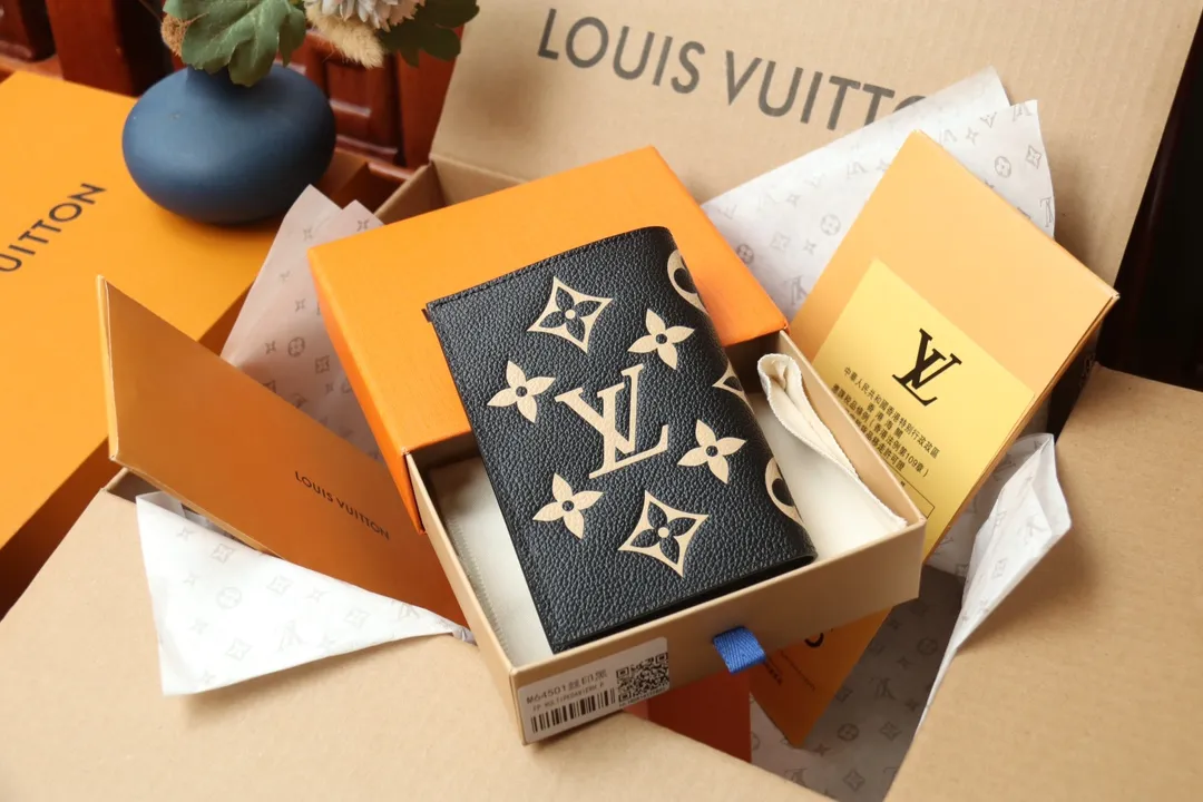 Original quality P340 [Exclusive real shot M64501 black silk screen] An excellent companion for fashionable travel. Lined with luxurious grained calfskin and featuring a multi-compartment interior, this is a classic travel accessory. The image of a giraffe carrying a gorgeous Louis Vuitton handbag and making a shopping spree transforms this elegant passport holder into the embodiment of cuteness. Dimensions 10.0 x 14.0 x 2.5 cm (length x height x width).