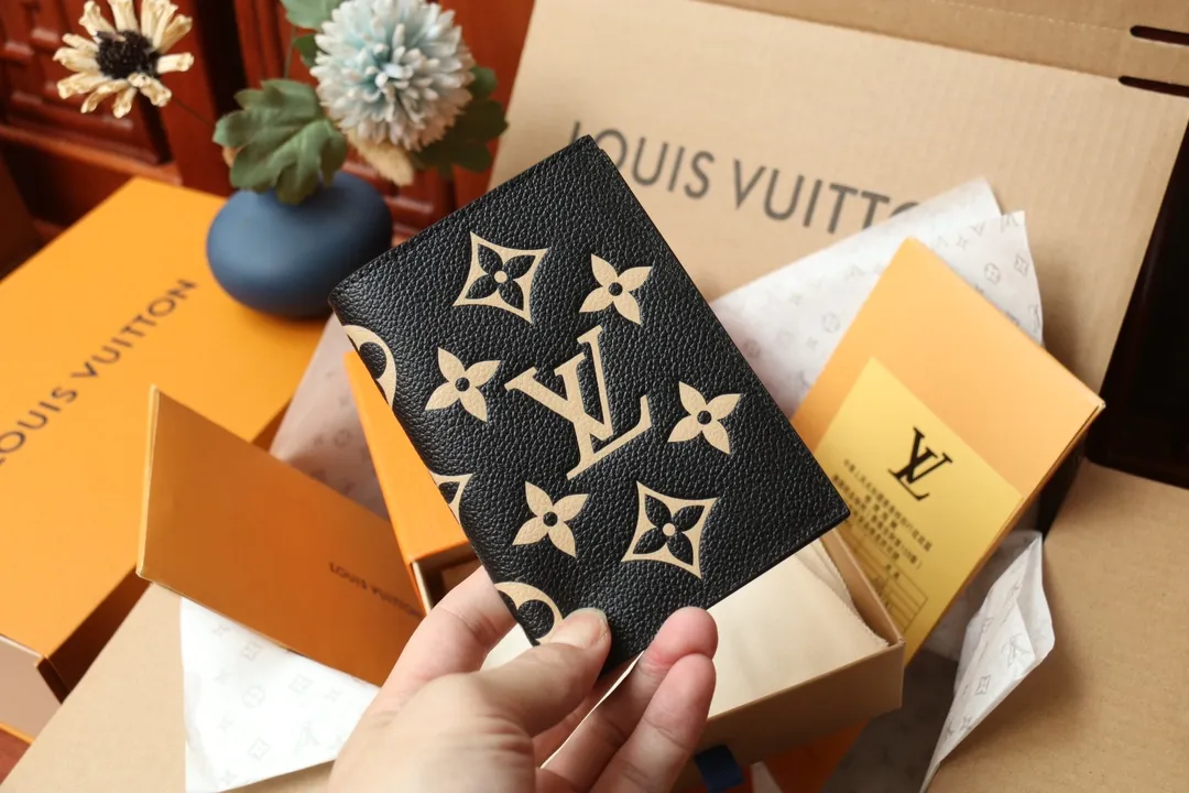 Original quality P340 [Exclusive real shot M64501 black silk screen] An excellent companion for fashionable travel. Lined with luxurious grained calfskin and featuring a multi-compartment interior, this is a classic travel accessory. The image of a giraffe carrying a gorgeous Louis Vuitton handbag and making a shopping spree transforms this elegant passport holder into the embodiment of cuteness. Dimensions 10.0 x 14.0 x 2.5 cm (length x height x width).
