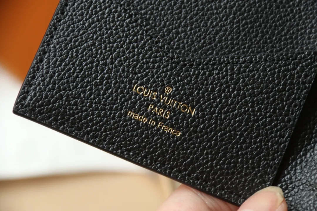 Original quality P340 [Exclusive real shot M64501 black silk screen] An excellent companion for fashionable travel. Lined with luxurious grained calfskin and featuring a multi-compartment interior, this is a classic travel accessory. The image of a giraffe carrying a gorgeous Louis Vuitton handbag and making a shopping spree transforms this elegant passport holder into the embodiment of cuteness. Dimensions 10.0 x 14.0 x 2.5 cm (length x height x width).