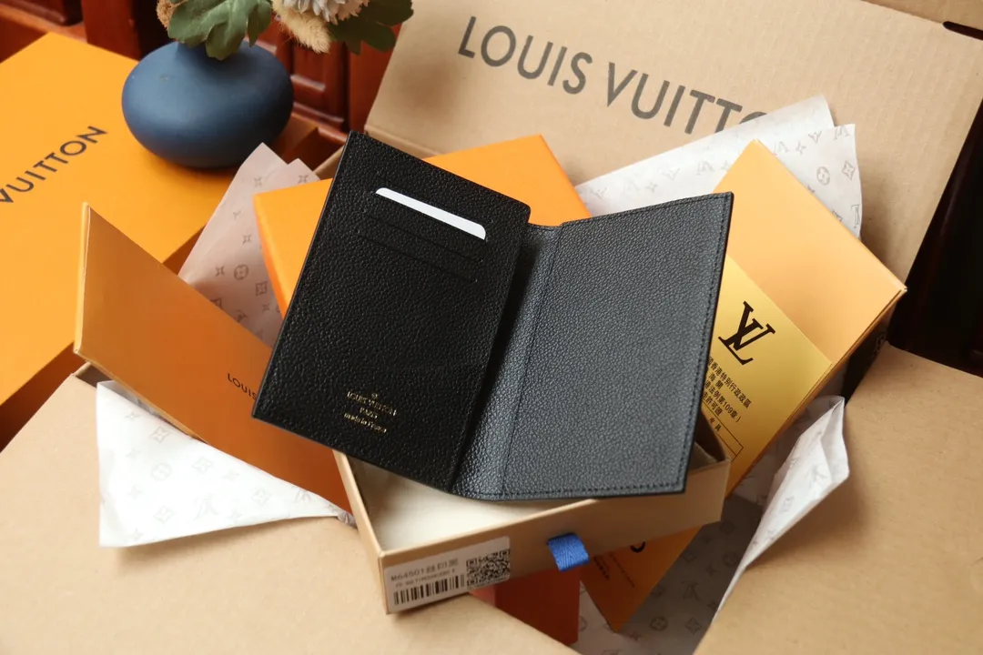 Original quality P340 [Exclusive real shot M64501 black silk screen] An excellent companion for fashionable travel. Lined with luxurious grained calfskin and featuring a multi-compartment interior, this is a classic travel accessory. The image of a giraffe carrying a gorgeous Louis Vuitton handbag and making a shopping spree transforms this elegant passport holder into the embodiment of cuteness. Dimensions 10.0 x 14.0 x 2.5 cm (length x height x width).
