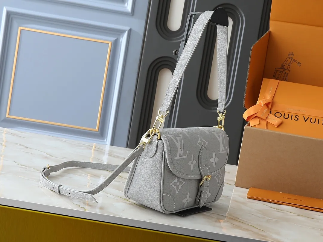 💰240💰Upgraded original M14214 M46583 M46584 M46386 M46388 M45985 Full leather baguette series New Diane handbag Diane satchel is made of Monogram Empreinte, made of the brand's iconic embossed leather. This versatile bag comes with a removable leather shoulder strap that can be worn on the shoulder or by hand, as well as a wide removable full leather crossbody bag with 'Louis Vuitton' printed strap. This versatile bag can be styled in chic or sporty fashion to match the overall style or mood. Dimensions: 25.0 × 9.0 × 15.0 cm