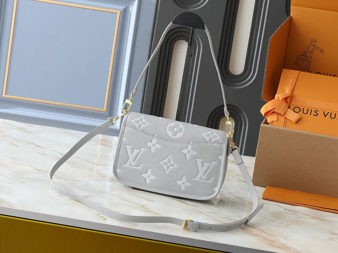 💰240💰Upgraded original M14214 M46583 M46584 M46386 M46388 M45985 Full leather baguette series New Diane handbag Diane satchel is made of Monogram Empreinte, made of the brand's iconic embossed leather. This versatile bag comes with a removable leather shoulder strap that can be worn on the shoulder or by hand, as well as a wide removable full leather crossbody bag with 'Louis Vuitton' printed strap. This versatile bag can be styled in chic or sporty fashion to match the overall style or mood. Dimensions: 25.0 × 9.0 × 15.0 cm