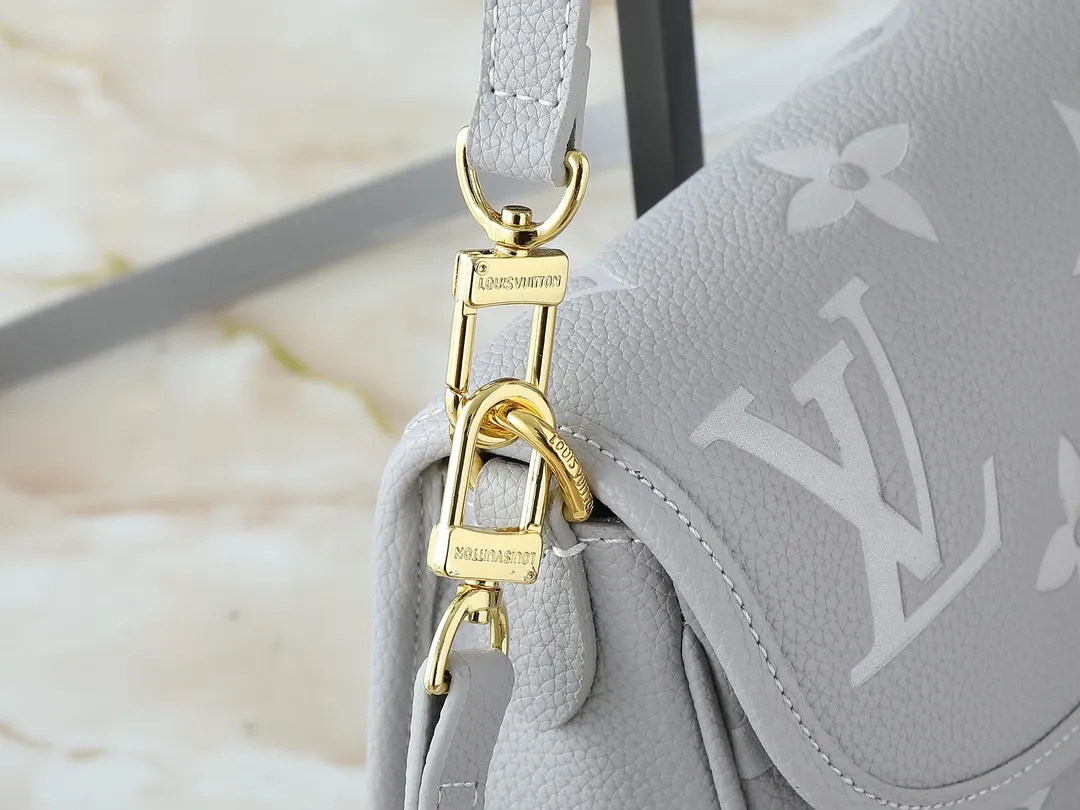 💰240💰Upgraded original M14214 M46583 M46584 M46386 M46388 M45985 Full leather baguette series New Diane handbag Diane satchel is made of Monogram Empreinte, made of the brand's iconic embossed leather. This versatile bag comes with a removable leather shoulder strap that can be worn on the shoulder or by hand, as well as a wide removable full leather crossbody bag with 'Louis Vuitton' printed strap. This versatile bag can be styled in chic or sporty fashion to match the overall style or mood. Dimensions: 25.0 × 9.0 × 15.0 cm