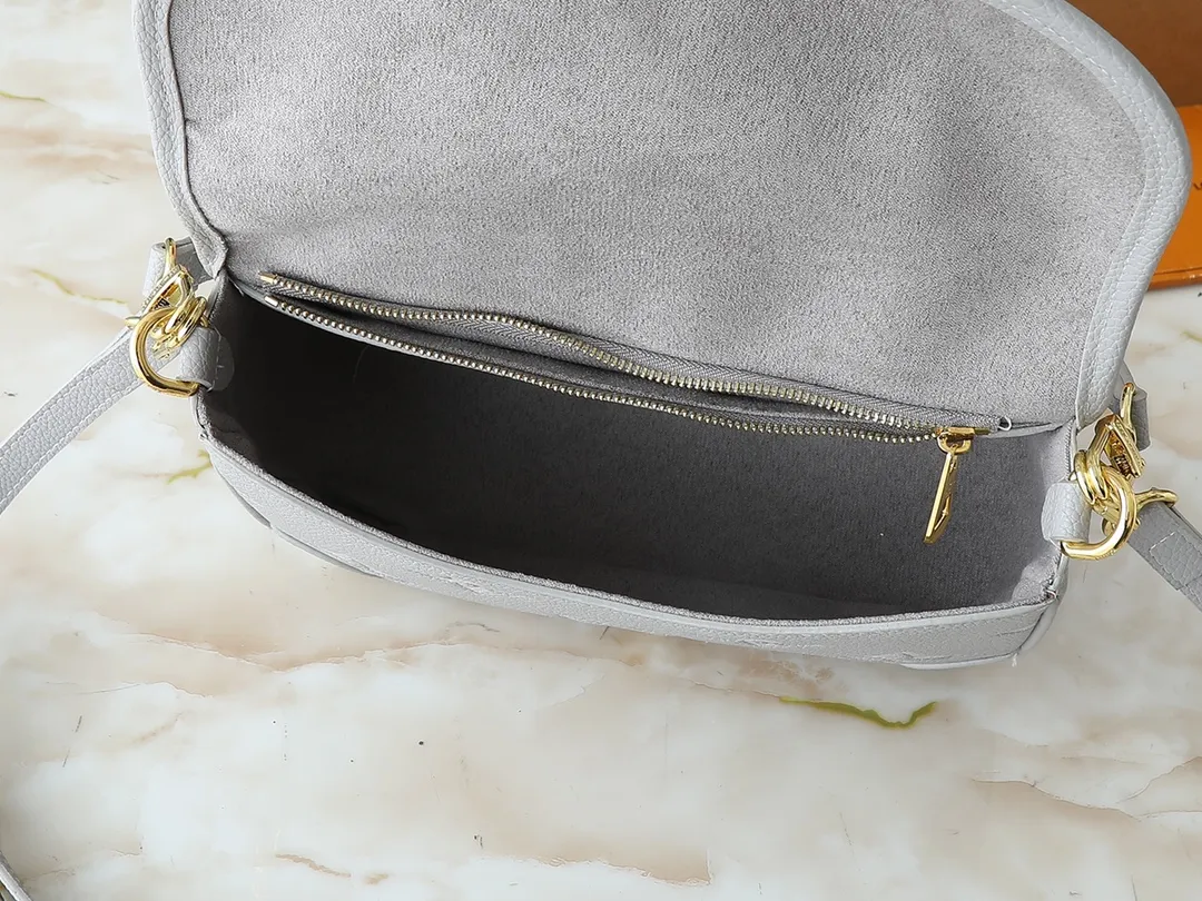 💰240💰Upgraded original M14214 M46583 M46584 M46386 M46388 M45985 Full leather baguette series New Diane handbag Diane satchel is made of Monogram Empreinte, made of the brand's iconic embossed leather. This versatile bag comes with a removable leather shoulder strap that can be worn on the shoulder or by hand, as well as a wide removable full leather crossbody bag with 'Louis Vuitton' printed strap. This versatile bag can be styled in chic or sporty fashion to match the overall style or mood. Dimensions: 25.0 × 9.0 × 15.0 cm