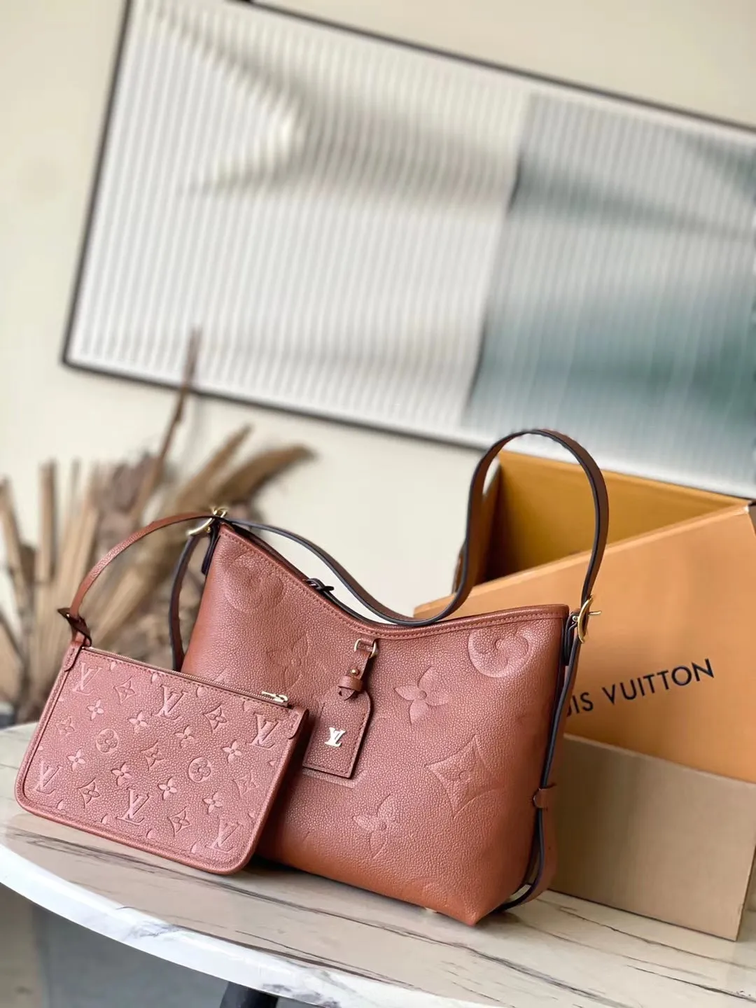 💰1080 (top-grain leather) top-quality original M11790 caramel color CarryAll small handbag is made of Monogram Empreinte embossed leather. It has a generous structure and a neat inner layer. The large inner bag adds functional elements. Comes with a Monogram embossed zipper clutch secured by a leather strap. A personal companion for urban life. Dimensions 29 x 24 x 12 cm (length x height x width)