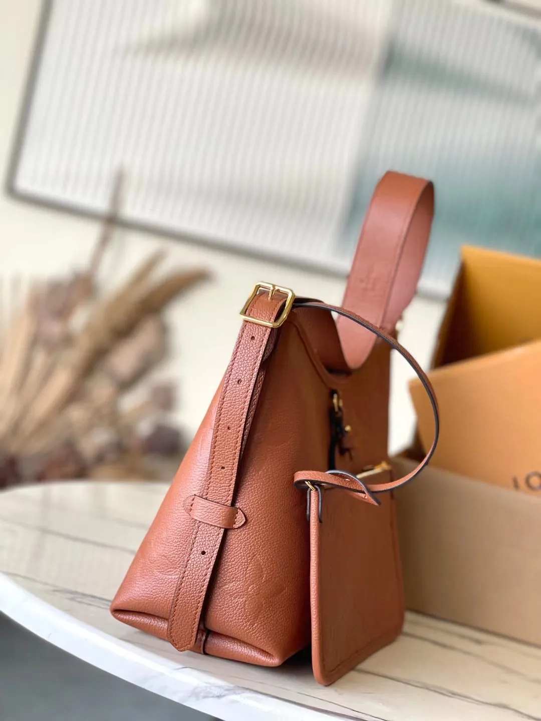 💰1080 (top-grain leather) top-quality original M11790 caramel color CarryAll small handbag is made of Monogram Empreinte embossed leather. It has a generous structure and a neat inner layer. The large inner bag adds functional elements. Comes with a Monogram embossed zipper clutch secured by a leather strap. A personal companion for urban life. Dimensions 29 x 24 x 12 cm (length x height x width)