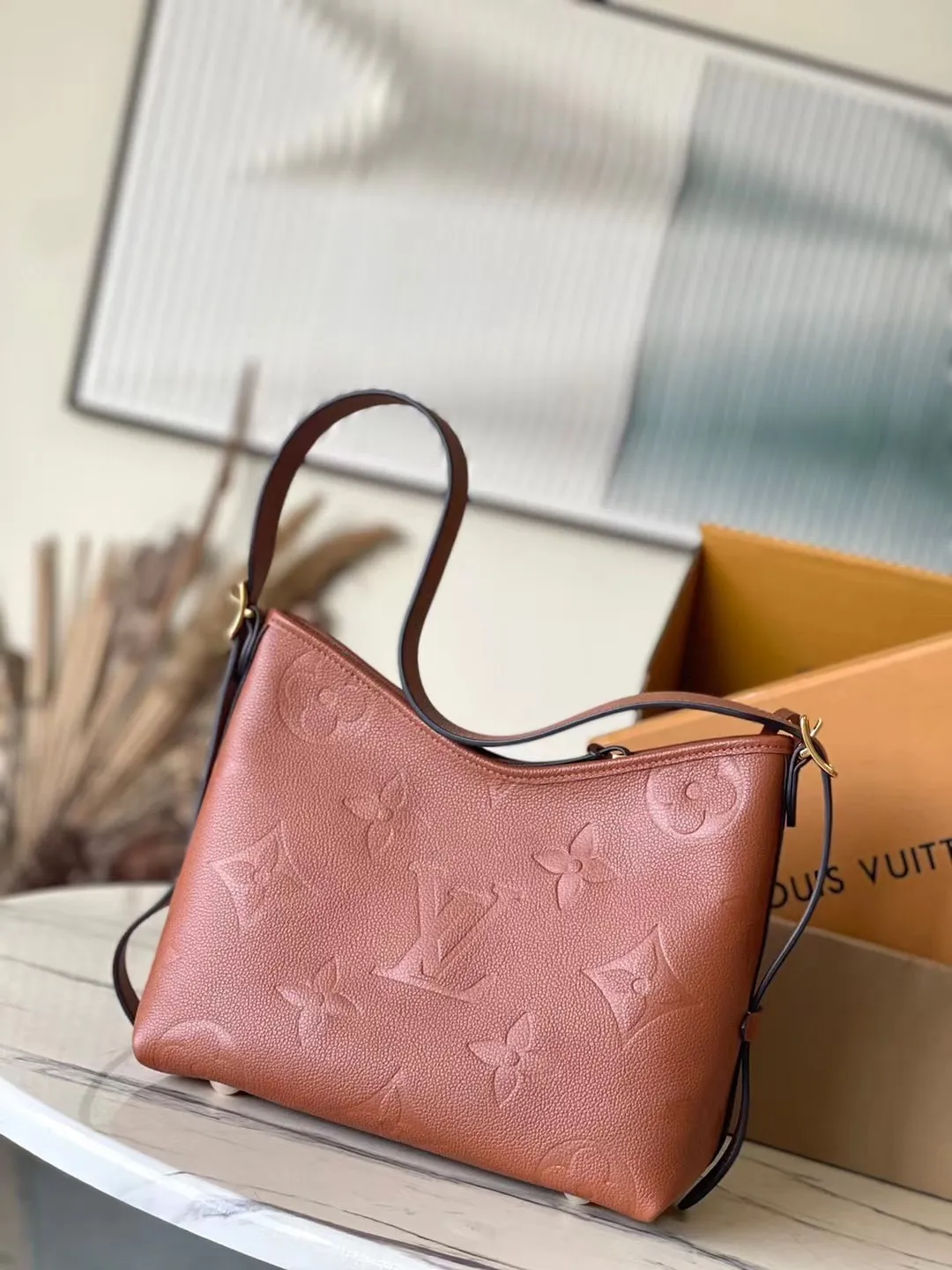 💰1080 (top-grain leather) top-quality original M11790 caramel color CarryAll small handbag is made of Monogram Empreinte embossed leather. It has a generous structure and a neat inner layer. The large inner bag adds functional elements. Comes with a Monogram embossed zipper clutch secured by a leather strap. A personal companion for urban life. Dimensions 29 x 24 x 12 cm (length x height x width)