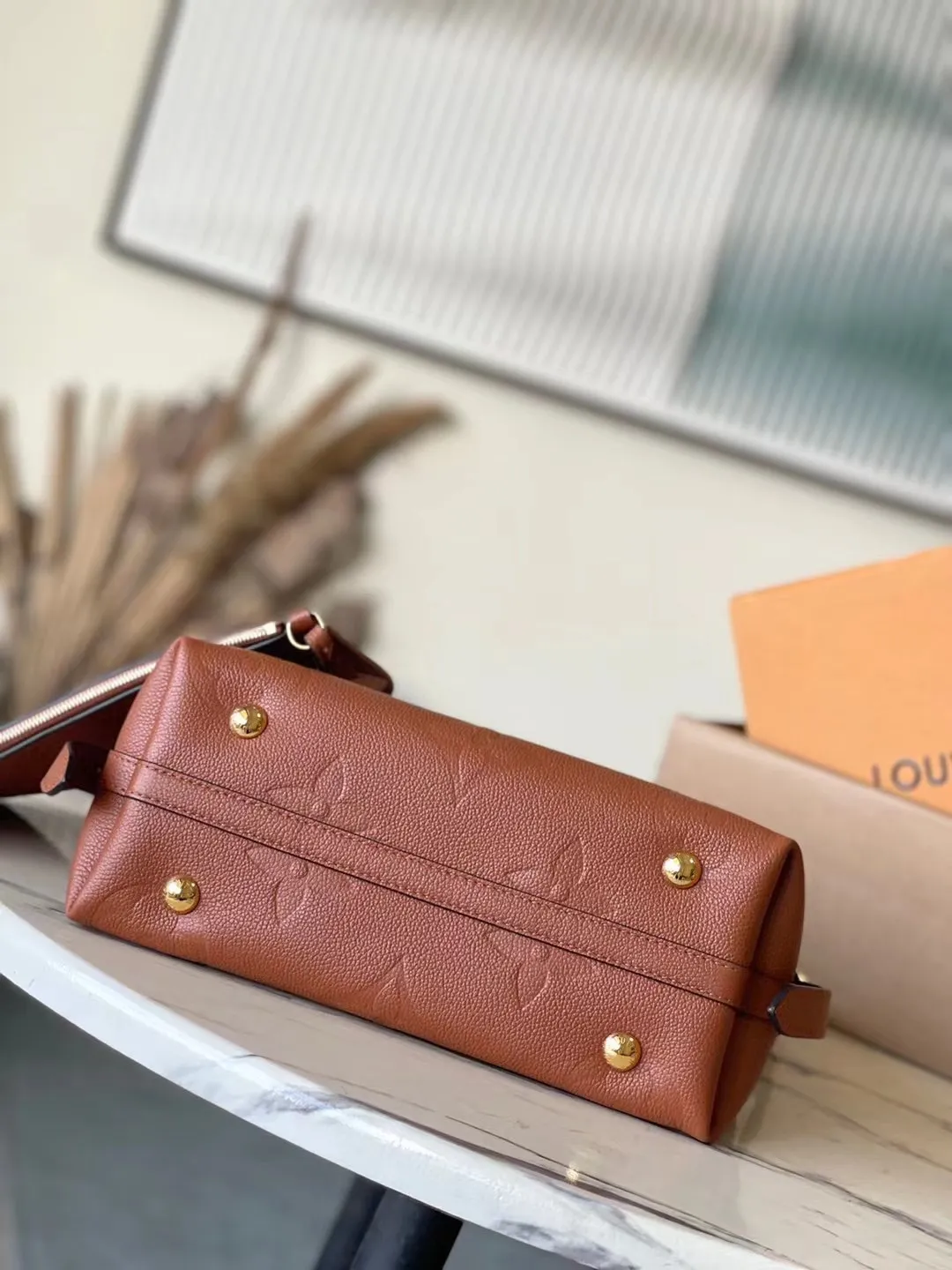 💰1080 (top-grain leather) top-quality original M11790 caramel color CarryAll small handbag is made of Monogram Empreinte embossed leather. It has a generous structure and a neat inner layer. The large inner bag adds functional elements. Comes with a Monogram embossed zipper clutch secured by a leather strap. A personal companion for urban life. Dimensions 29 x 24 x 12 cm (length x height x width)