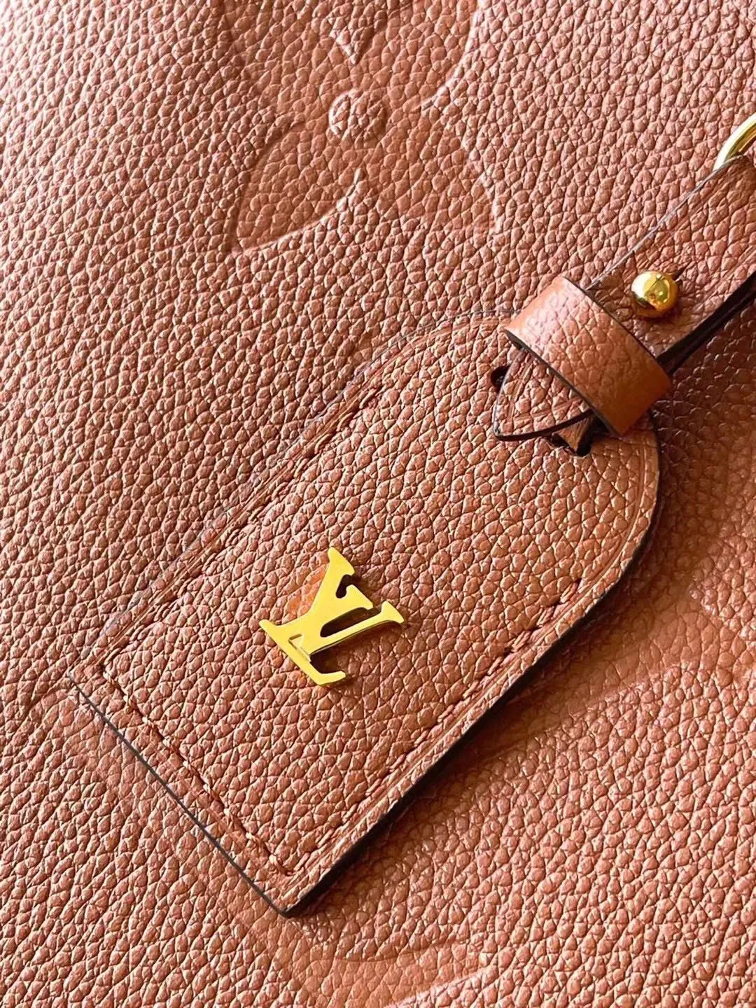 💰1080 (top-grain leather) top-quality original M11790 caramel color CarryAll small handbag is made of Monogram Empreinte embossed leather. It has a generous structure and a neat inner layer. The large inner bag adds functional elements. Comes with a Monogram embossed zipper clutch secured by a leather strap. A personal companion for urban life. Dimensions 29 x 24 x 12 cm (length x height x width)