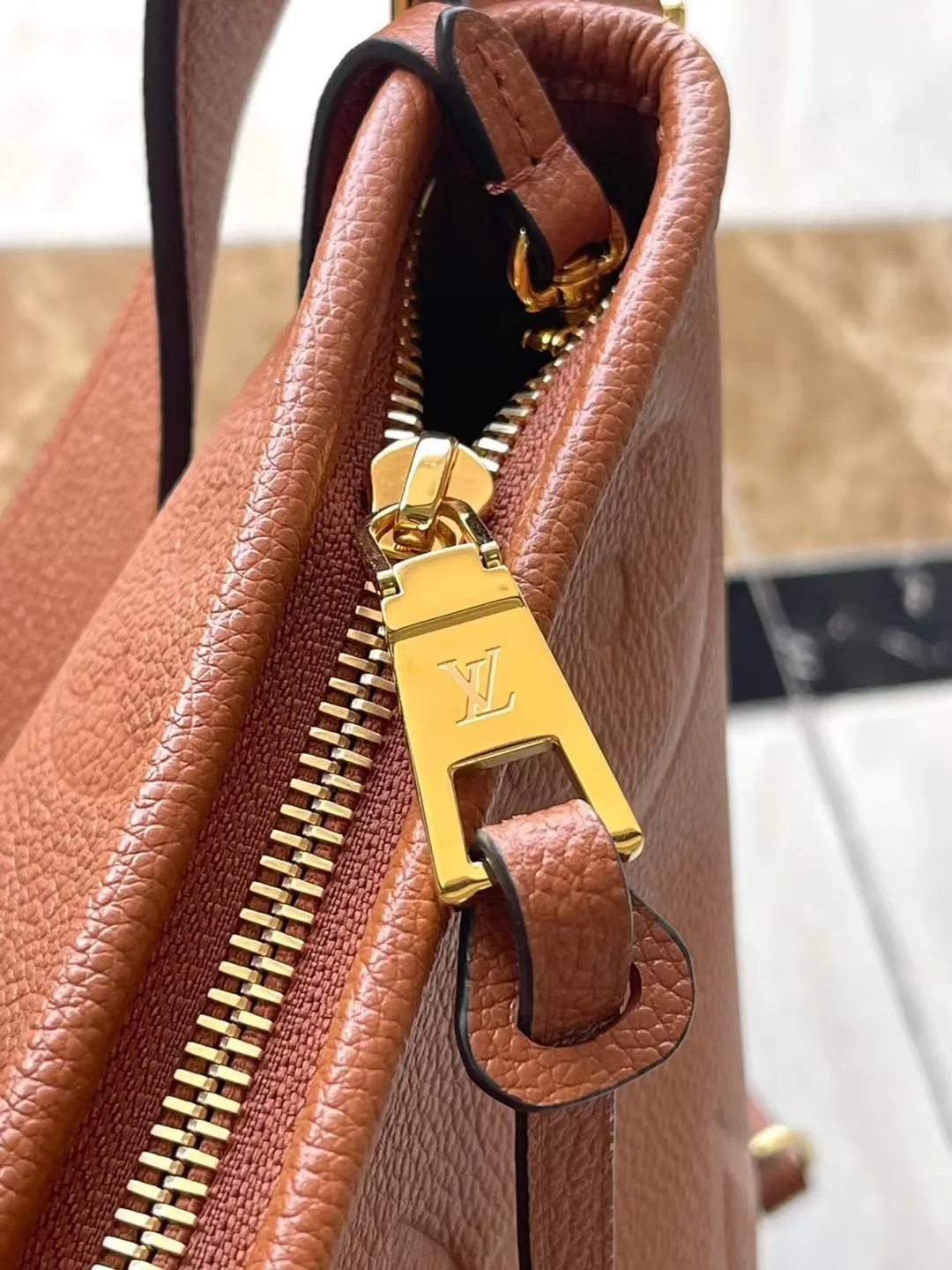 💰1080 (top-grain leather) top-quality original M11790 caramel color CarryAll small handbag is made of Monogram Empreinte embossed leather. It has a generous structure and a neat inner layer. The large inner bag adds functional elements. Comes with a Monogram embossed zipper clutch secured by a leather strap. A personal companion for urban life. Dimensions 29 x 24 x 12 cm (length x height x width)