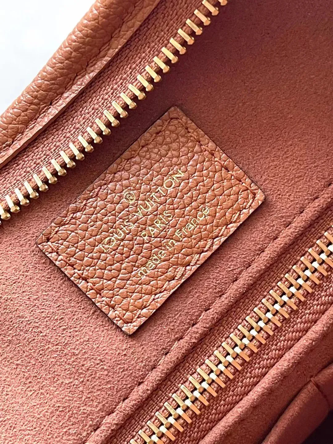 💰1080 (top-grain leather) top-quality original M11790 caramel color CarryAll small handbag is made of Monogram Empreinte embossed leather. It has a generous structure and a neat inner layer. The large inner bag adds functional elements. Comes with a Monogram embossed zipper clutch secured by a leather strap. A personal companion for urban life. Dimensions 29 x 24 x 12 cm (length x height x width)
