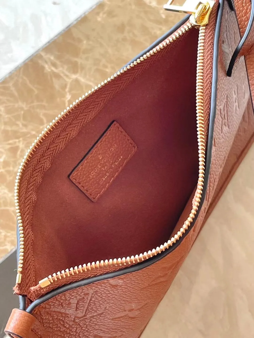 💰1080 (top-grain leather) top-quality original M11790 caramel color CarryAll small handbag is made of Monogram Empreinte embossed leather. It has a generous structure and a neat inner layer. The large inner bag adds functional elements. Comes with a Monogram embossed zipper clutch secured by a leather strap. A personal companion for urban life. Dimensions 29 x 24 x 12 cm (length x height x width)