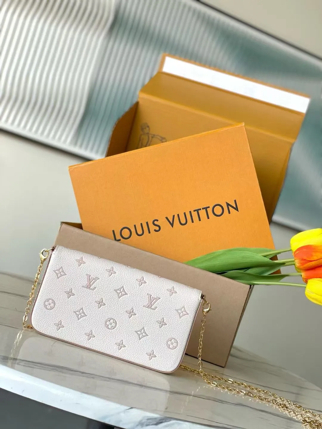 💰780 (first-grain leather) top original order M14968 This Pochette Felicie chain bag is dip-dyed in double-tone leather and equipped with detachable pockets with zippers and card compartments. A new interpretation of the Monogram pattern is laid out on it. The dazzling chain offers a variety of carrying options, allowing you to move elegantly between day and night. Dimensions: 21 × 12 × 3 cm
